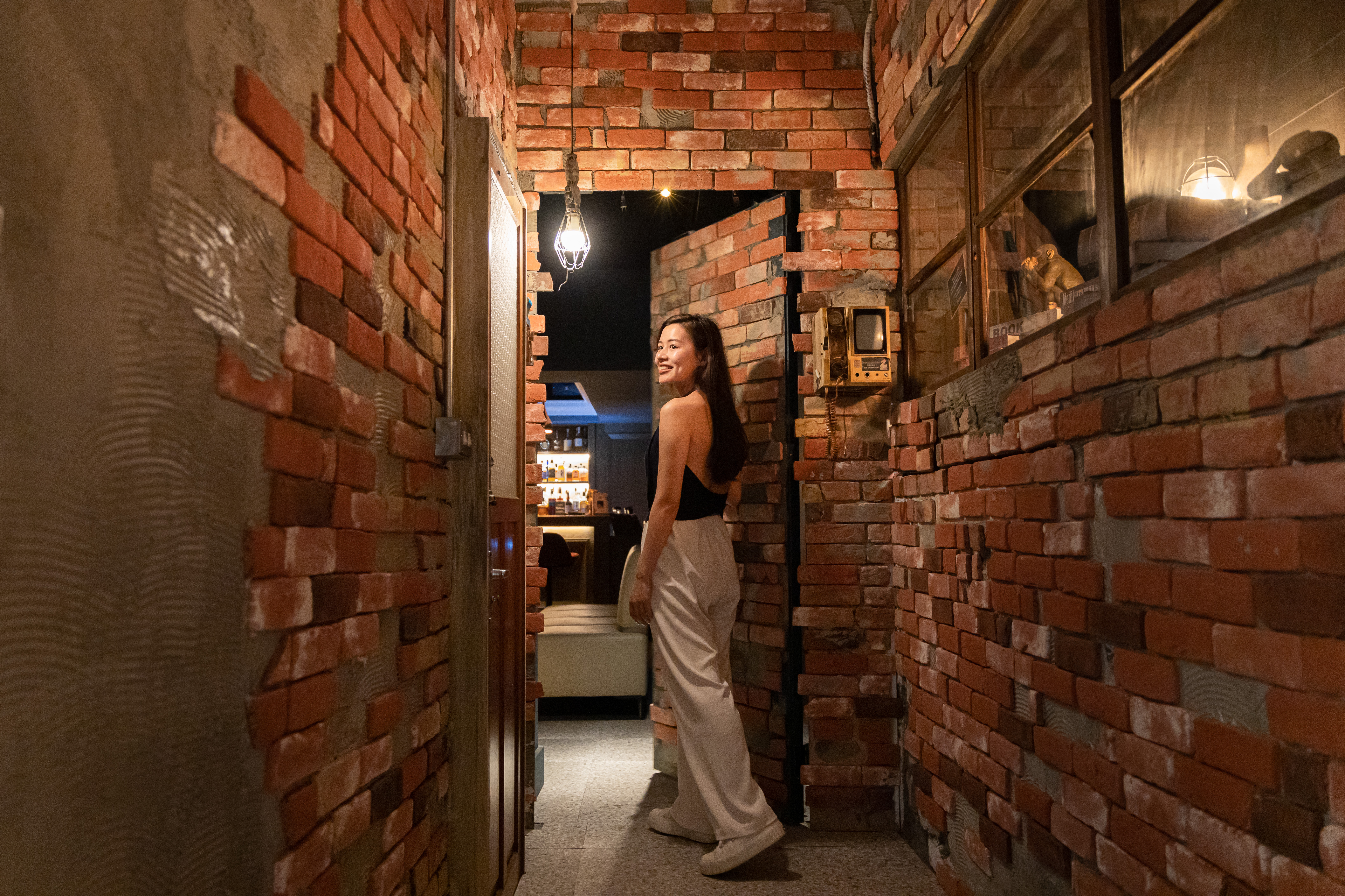 入口處十分神祕，古舊磚牆中藏著開啟大門的線索，就像在玩密室逃脫。