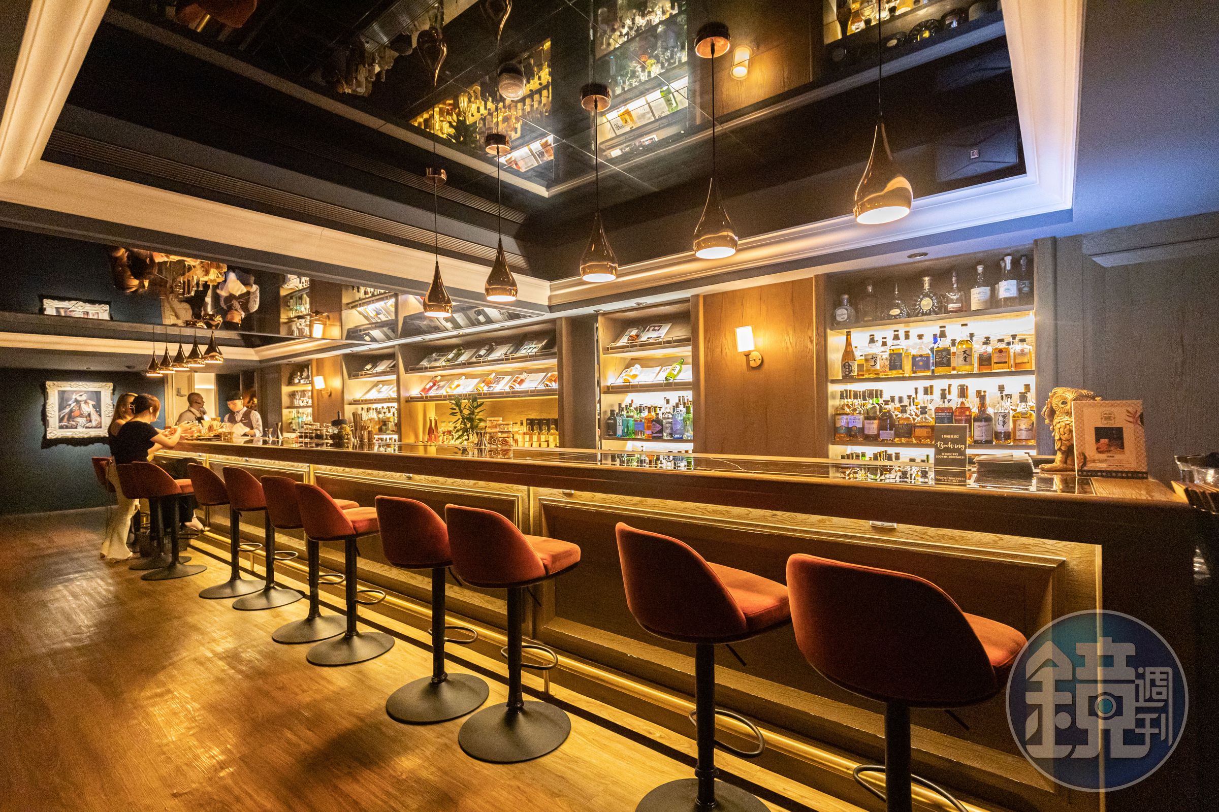 「Book ing bar」以電影與小說為主題設計,裝潢復古時髦,吧台長達 950公分。
