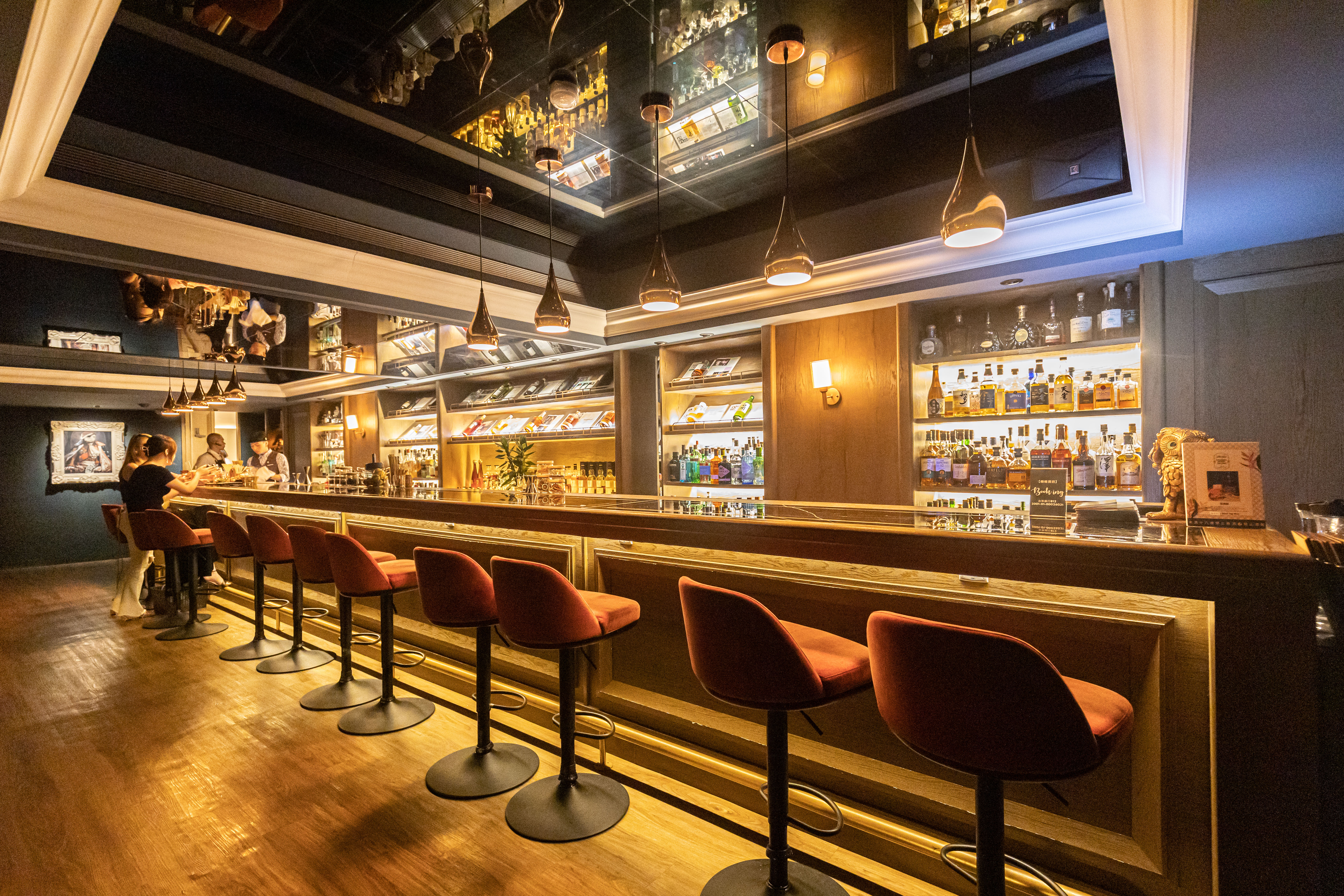「Book ing bar」以電影與小說為主題設計,裝潢復古時髦,吧台長達 950公分。