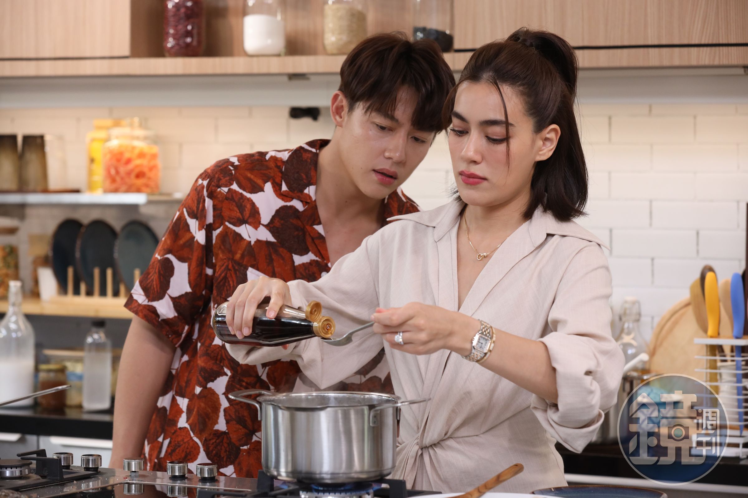 將結婚的Kimberley跟Mark,在節目上學著為彼此做菜。(HBO/HBO GO提供)