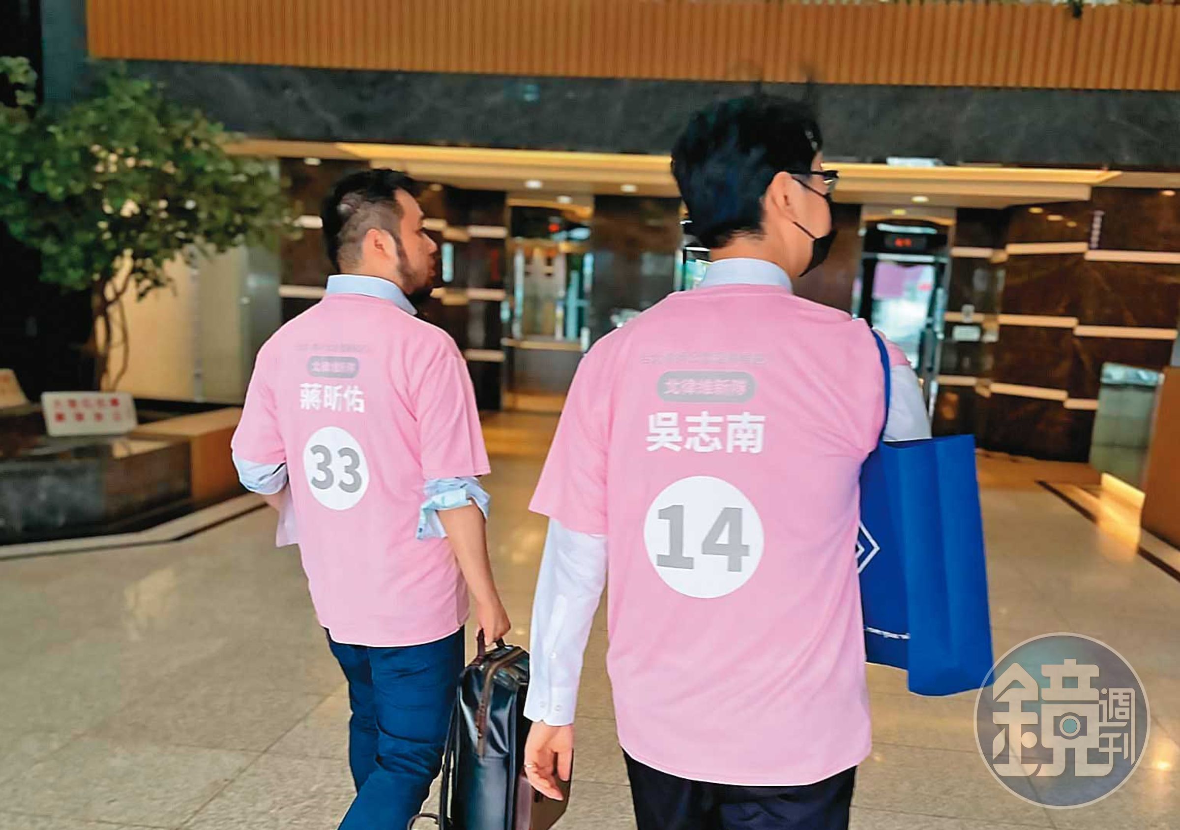 台北律師公會理監事改選進入白熱化，候選人特別前往各事務所拜票。（翻攝北律維新隊臉書）