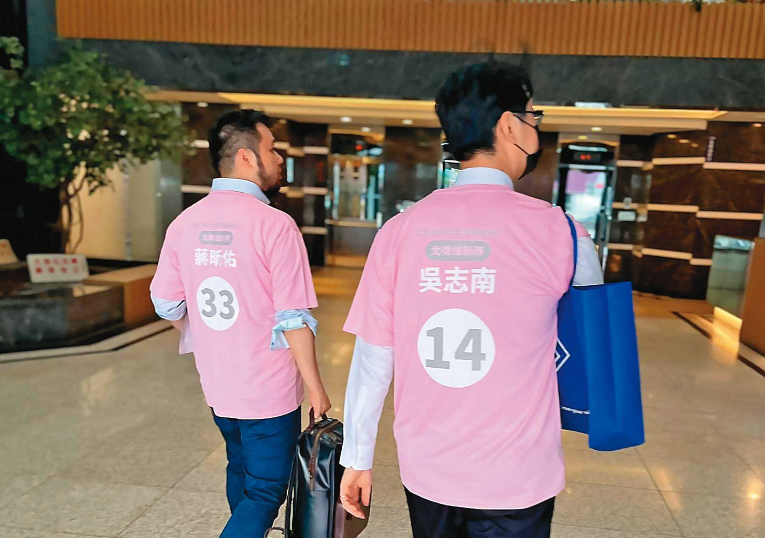 台北律師公會理監事改選進入白熱化，候選人特別前往各事務所拜票。（翻攝北律維新隊臉書）