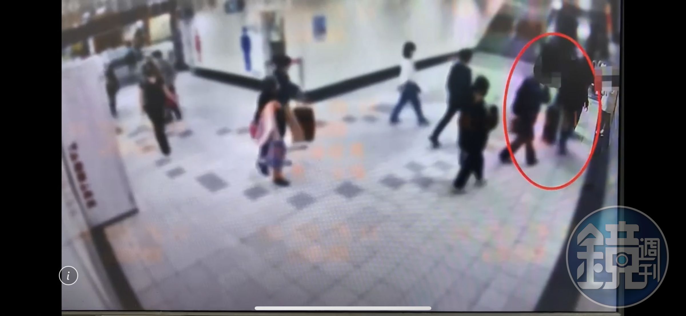 酒醉男子（紅圈）尾隨單身女子，並伺機偷摸女子臀、背等處。（翻攝畫面）