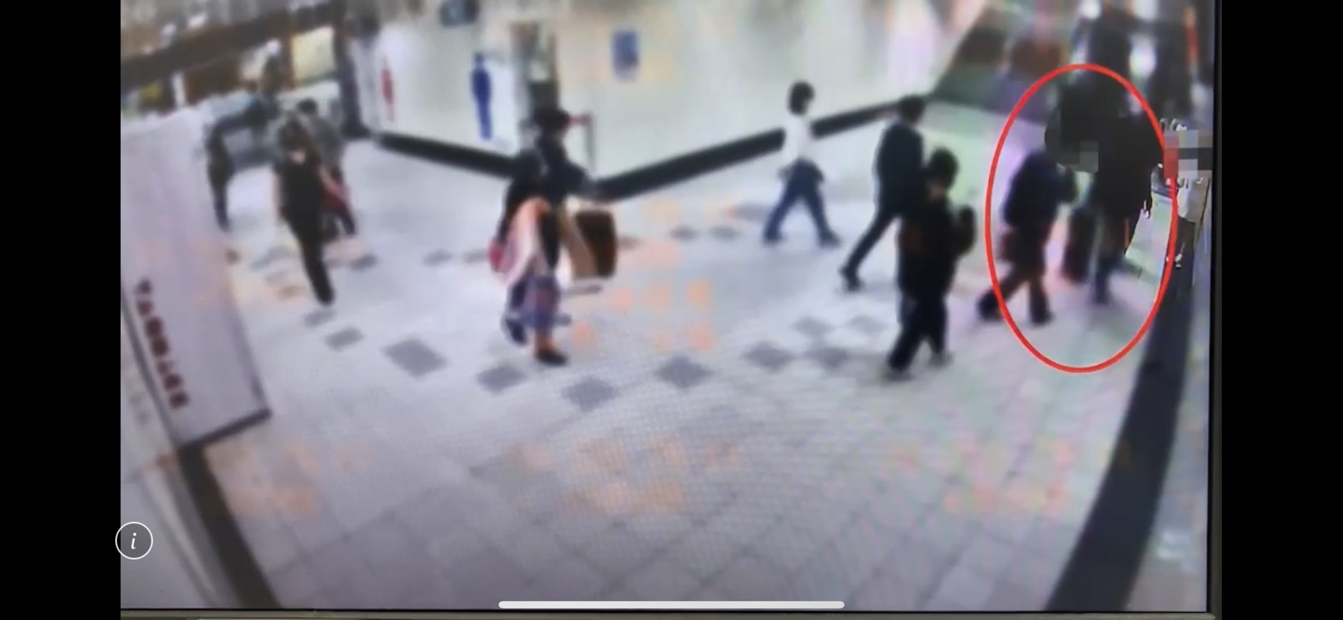 酒醉男子（紅圈）尾隨單身女子，並伺機偷摸女子臀、背等處。（翻攝畫面）