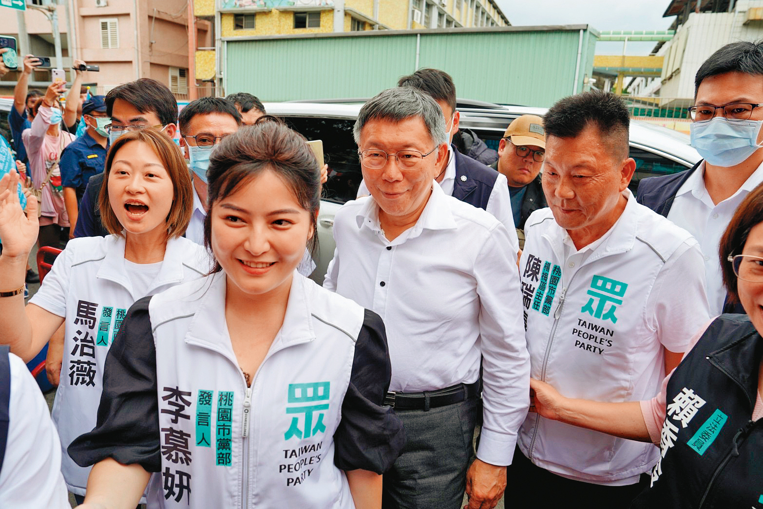 柯文哲（右2）近日聲勢逐漸上升，引發藍營憂心傳統選票流失。（柯文哲團隊提供）
