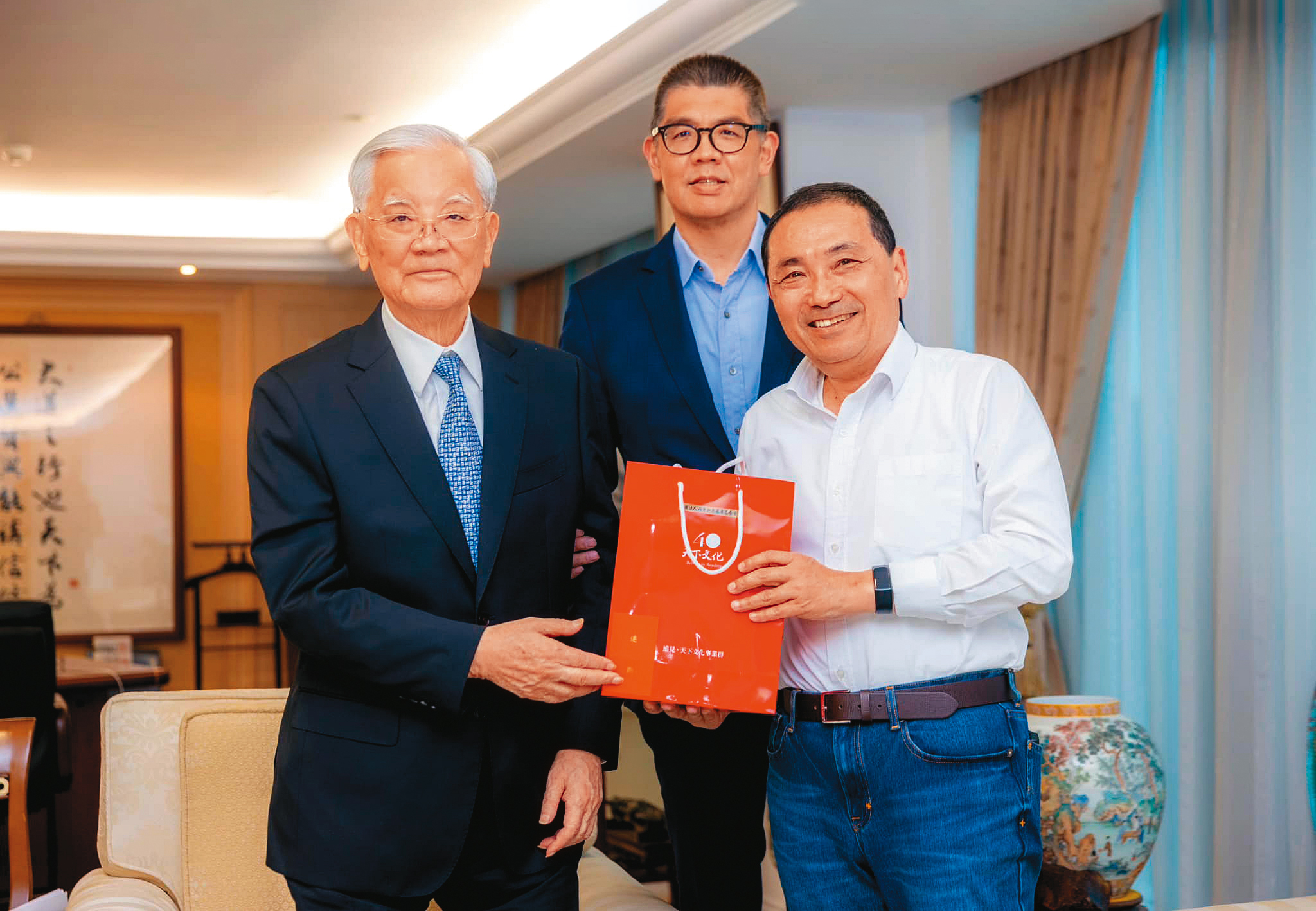 侯友宜（右）拜會前副總統連戰（左）、國民黨副主席連勝文（中）父子，積極整合黨內勢力。（翻攝侯友宜臉書）