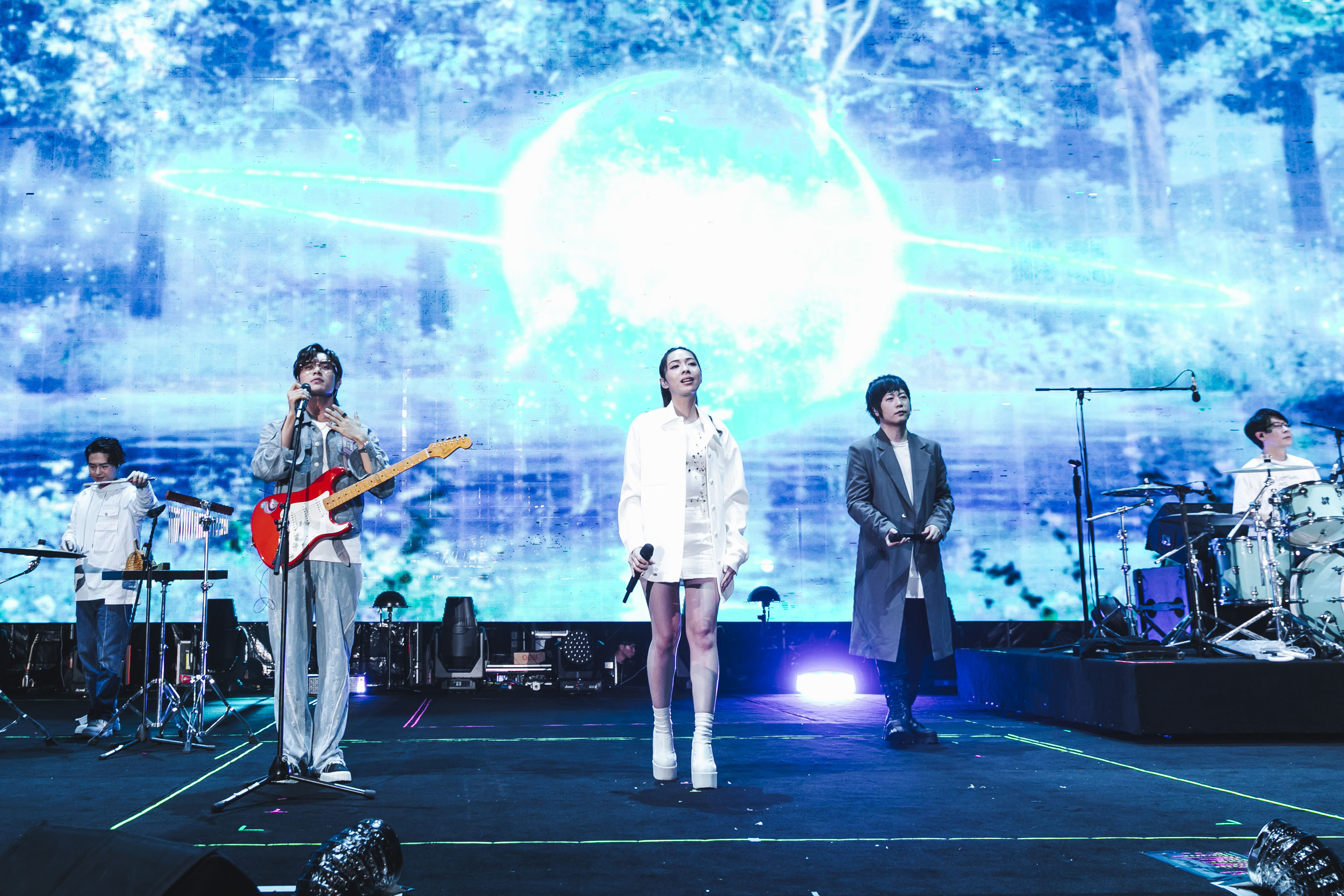 五月天與告五人在「好好好想見到你」巡迴演唱會杭州場合唱〈知足〉和〈唯一〉。(相信音樂提供)