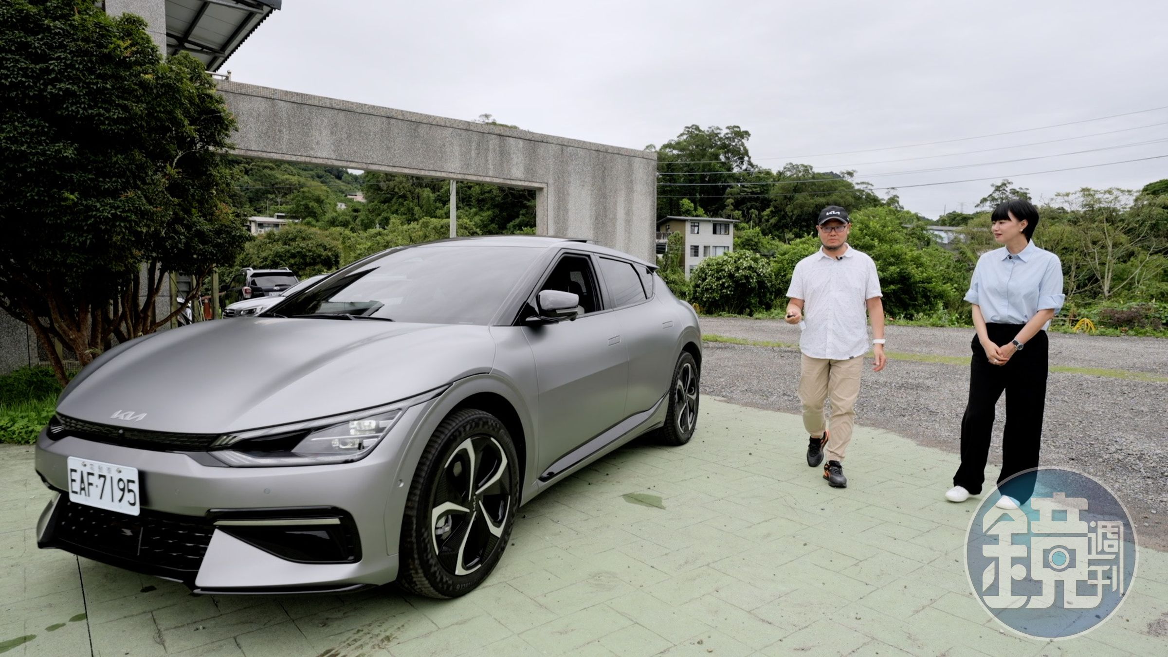 KIA EV6導入了新一代的Opposites United設計語彙，近乎全封閉的車頭結構帶來了更銳利、流利的線條，展現出宛如未來戰機的科技跑格！