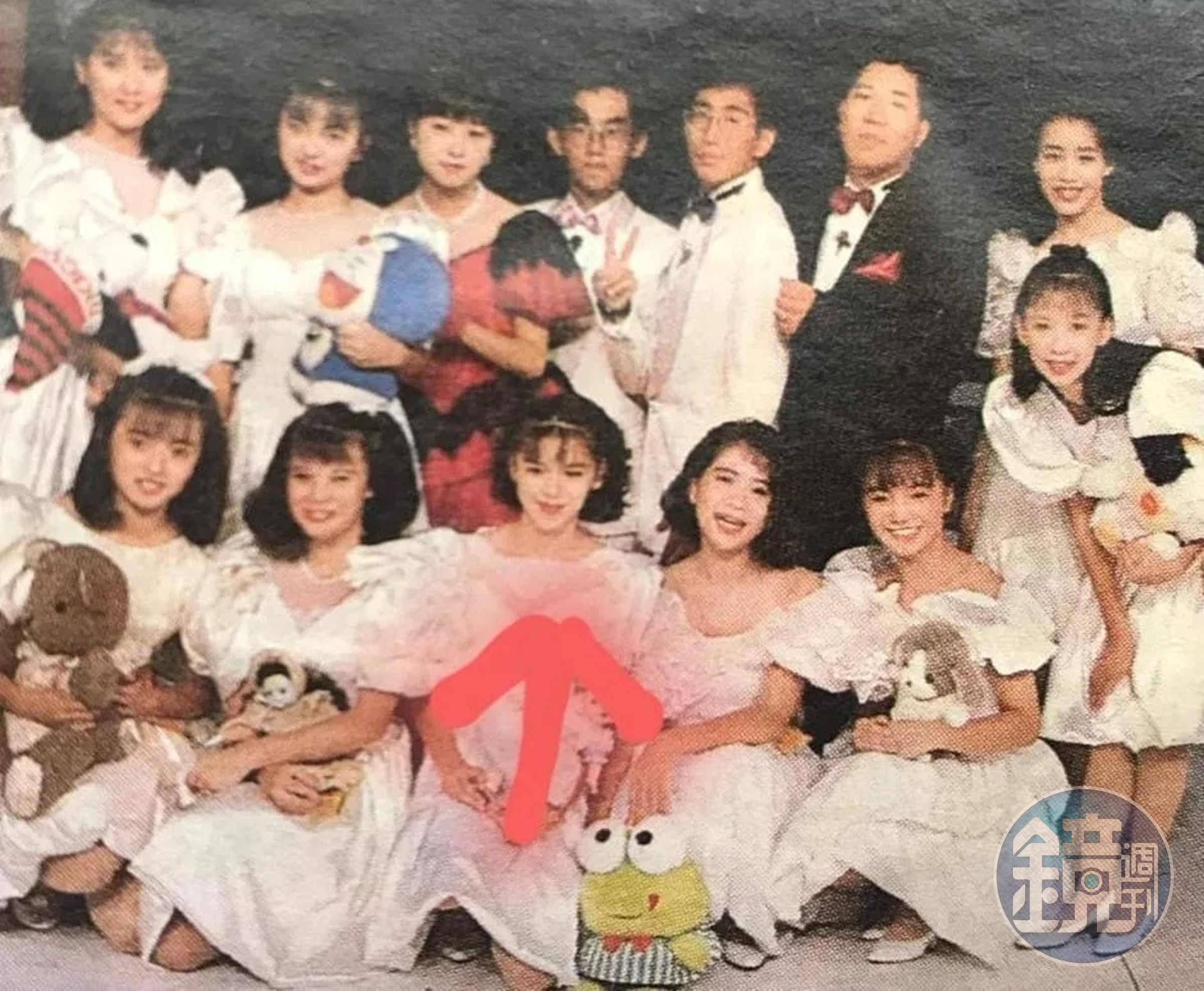 黃子佼(後排中)和徐若瑄(前排中)都曾參加過《青春大對抗》。(翻攝自黃子佼臉書)