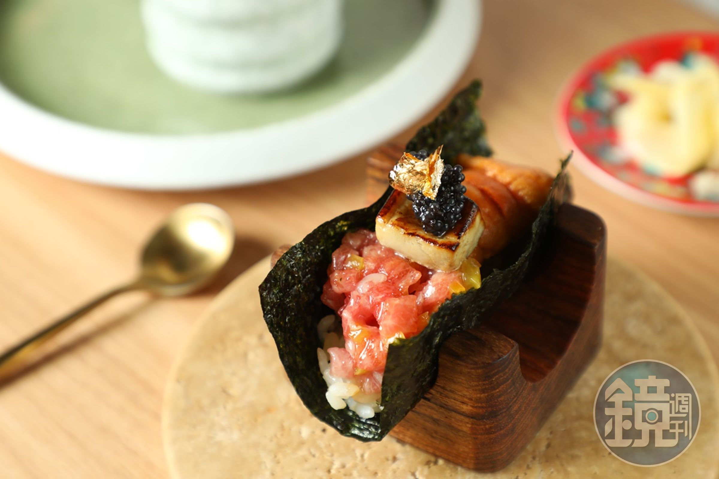 極致奢華的招牌手捲「OSSU ROLL」，集海膽、和牛、鴨肝、魚子醬等所有頂級食材於一貫。（600元／貫）