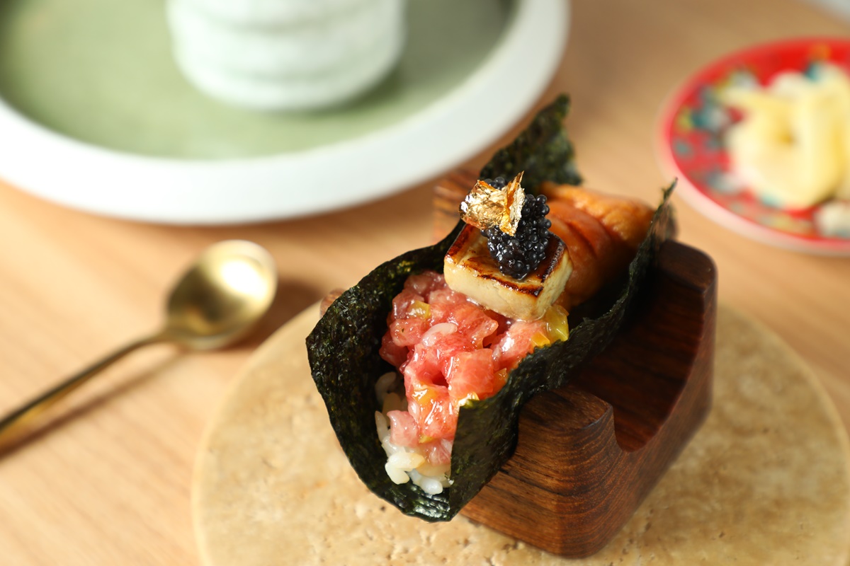 極致奢華的招牌手捲「OSSU ROLL」，集海膽、和牛、鴨肝、魚子醬等所有頂級食材於一貫。（600元／貫）