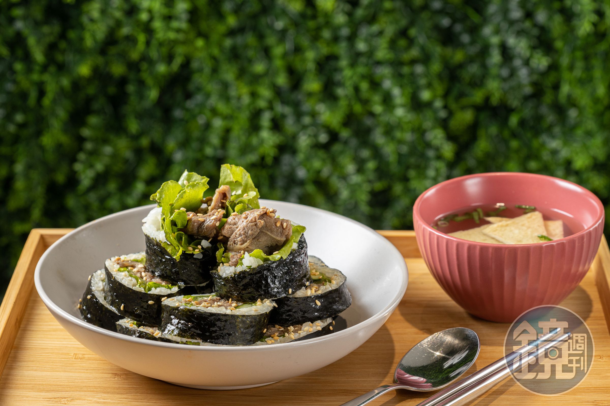 招牌飯捲套餐「烤牛肉」附上小份魚板湯或飲料。(160元/份)
