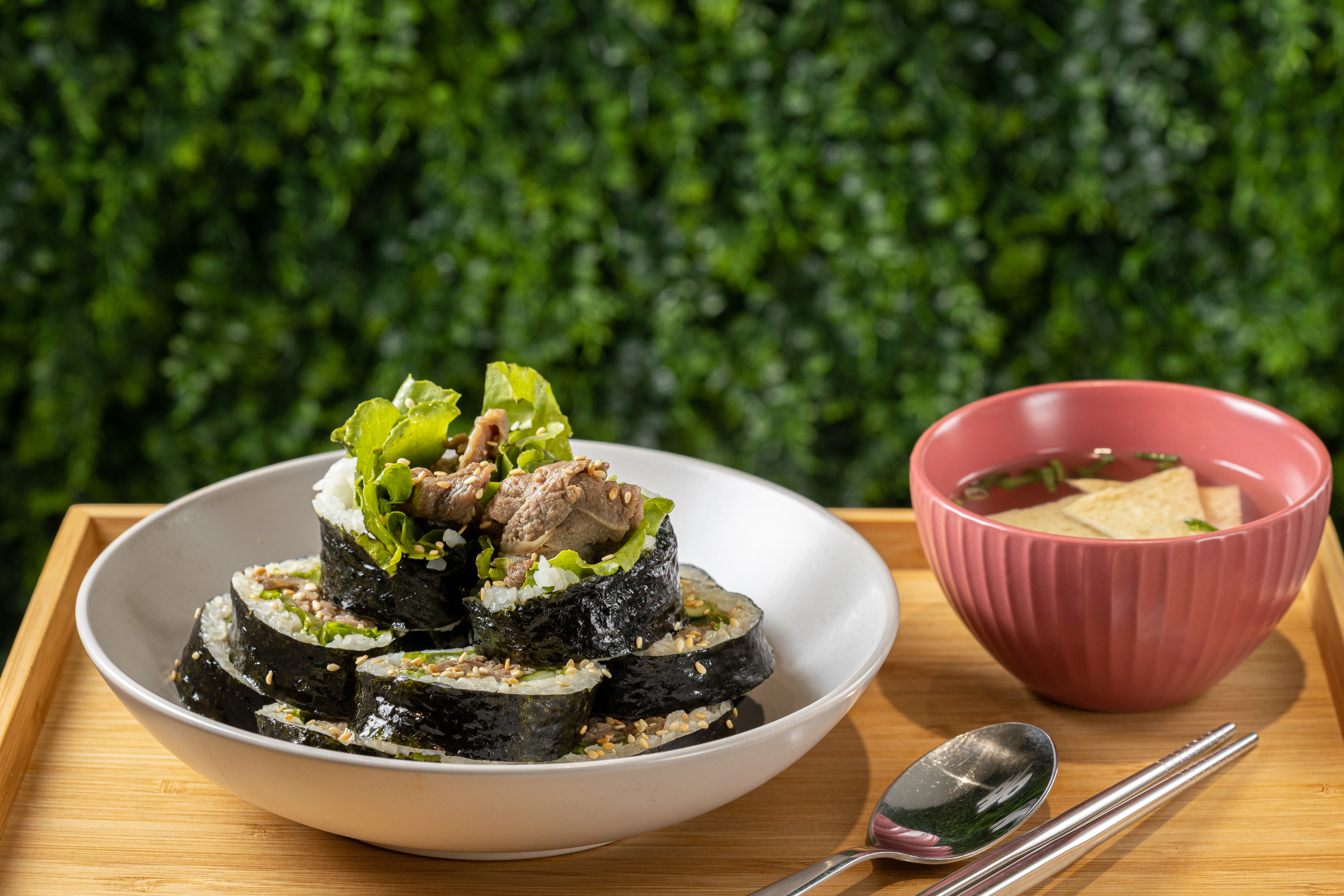 招牌飯捲套餐「烤牛肉」附上小份魚板湯或飲料。（160元／份）