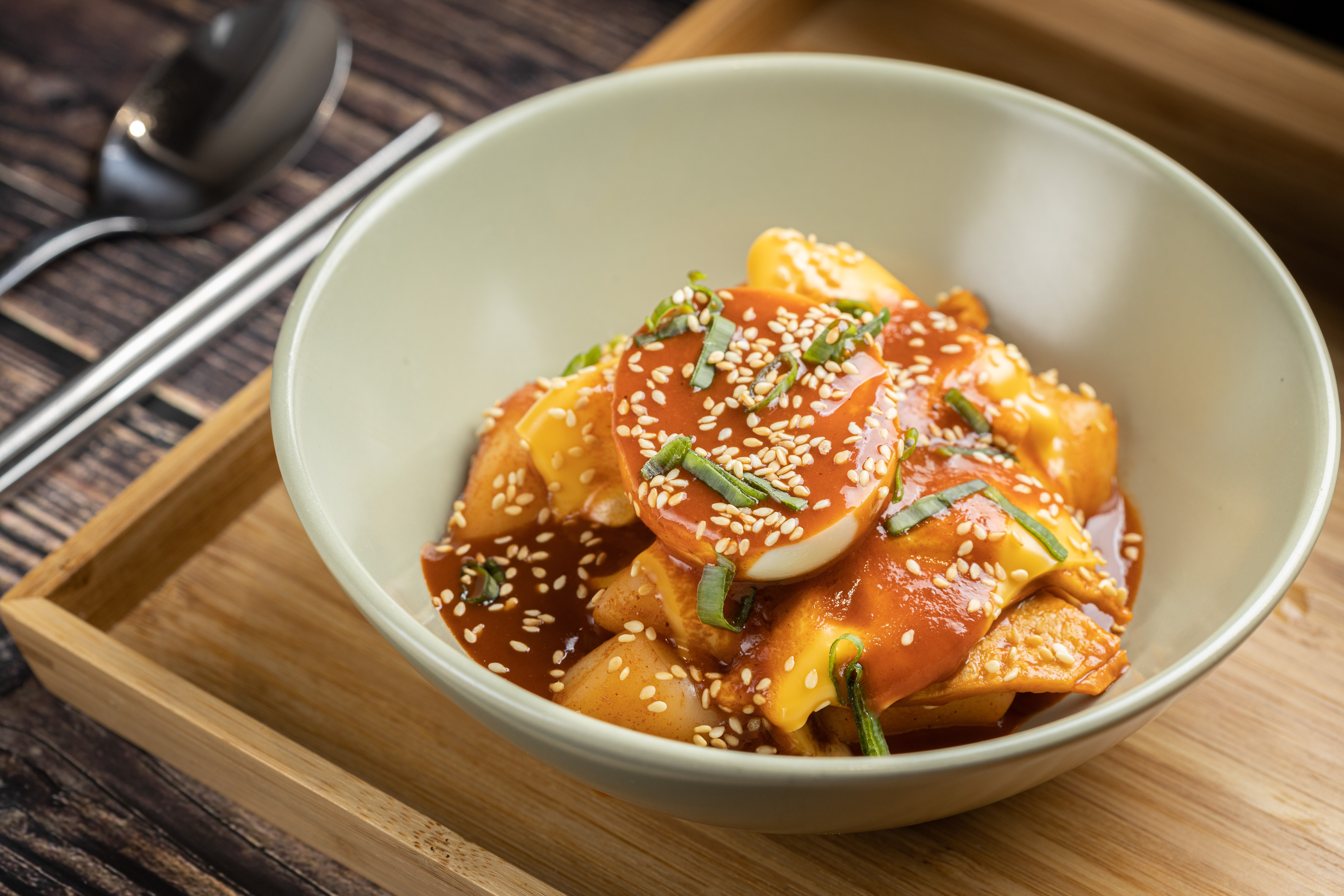 菜單上沒有的隱藏版料理「韓式辣炒年糕」。（130元／份）