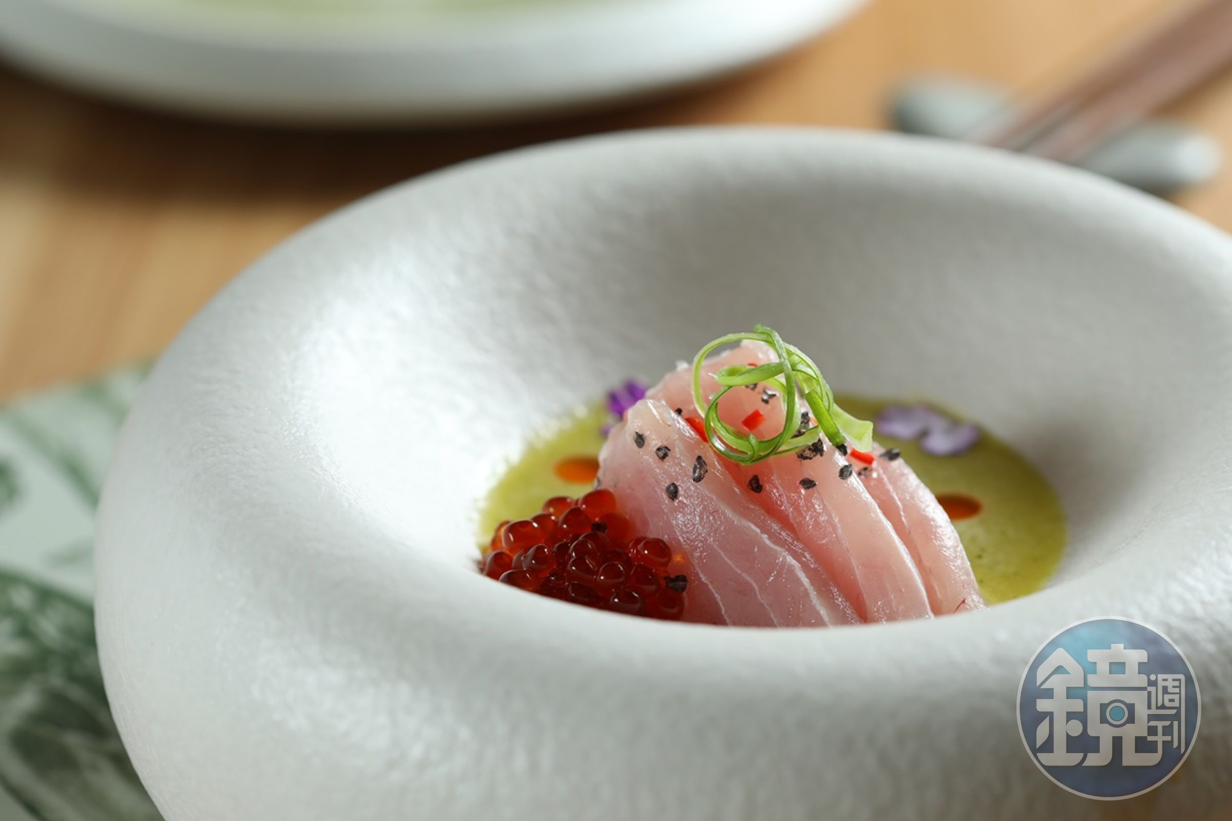 生魚片「HAMACHI CRUDO」搭配鮭魚卵，醬汁由泰式辣椒、蜂蜜、米酒醋等特調而成。