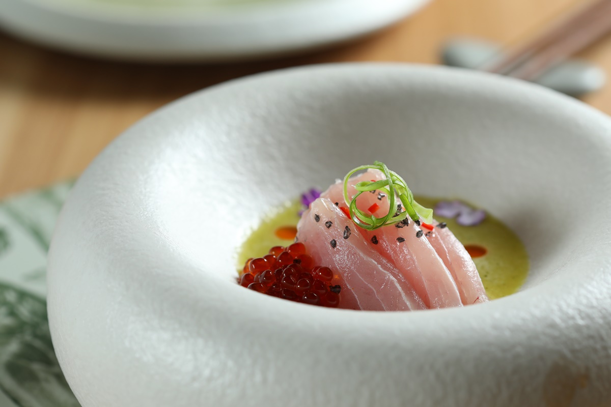 生魚片「HAMACHI CRUDO」搭配鮭魚卵,醬汁由泰式辣椒、蜂蜜、米酒醋等特調而成。