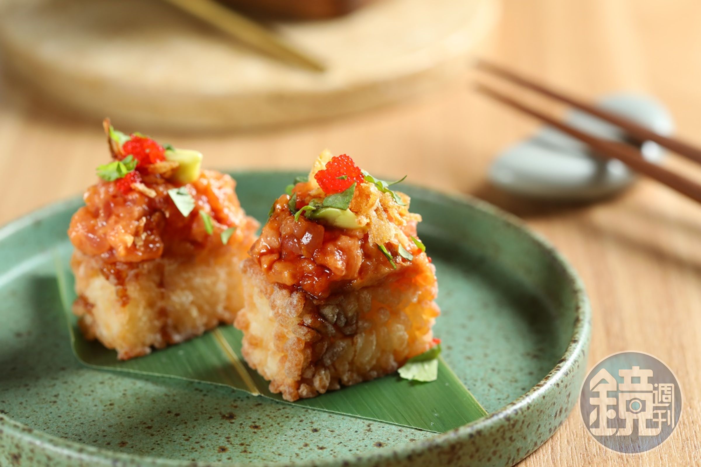 「CRISPY RICE TUNA」使用脆米增添口感變化，上層鋪滿辣鮪魚與酪梨、蝦卵。