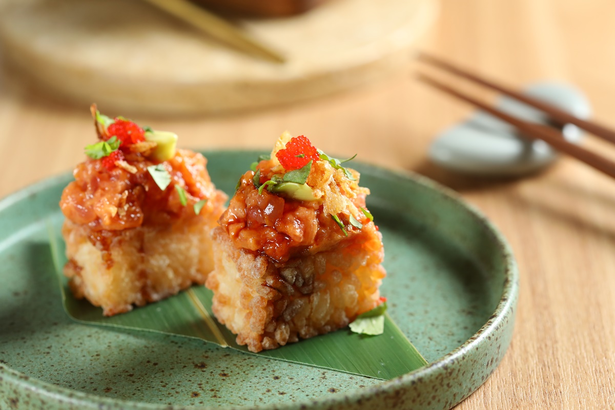 「CRISPY RICE TUNA」使用脆米增添口感變化,上層鋪滿辣鮪魚與酪梨、蝦卵。