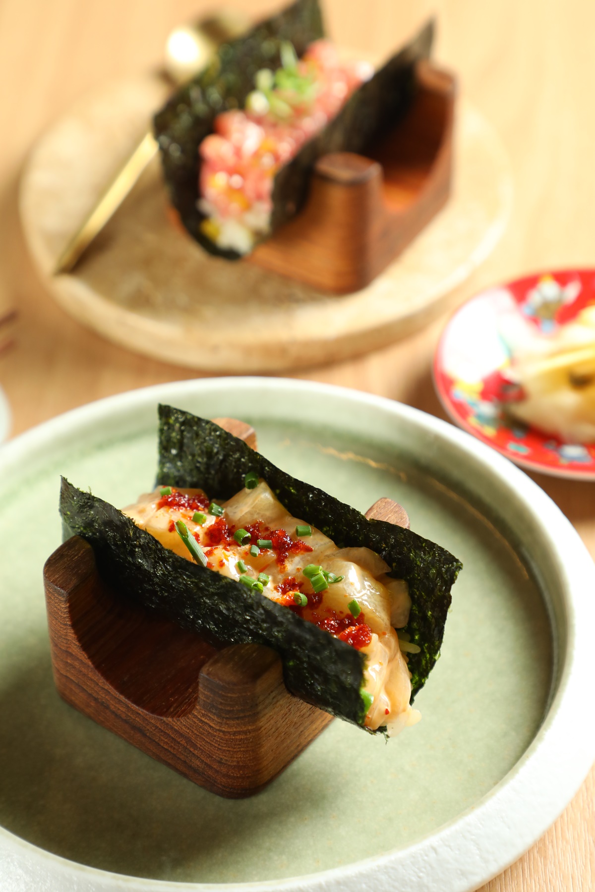 「CHILI SCALLOP ROLL」使用北海道干貝,加入蒜香辣油與綠蔥打造台式風味。