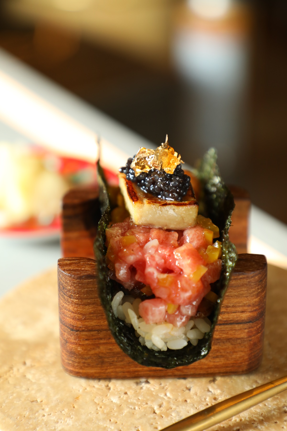 金光閃閃的鎮店之寶「OSSU ROLL」話題十足。