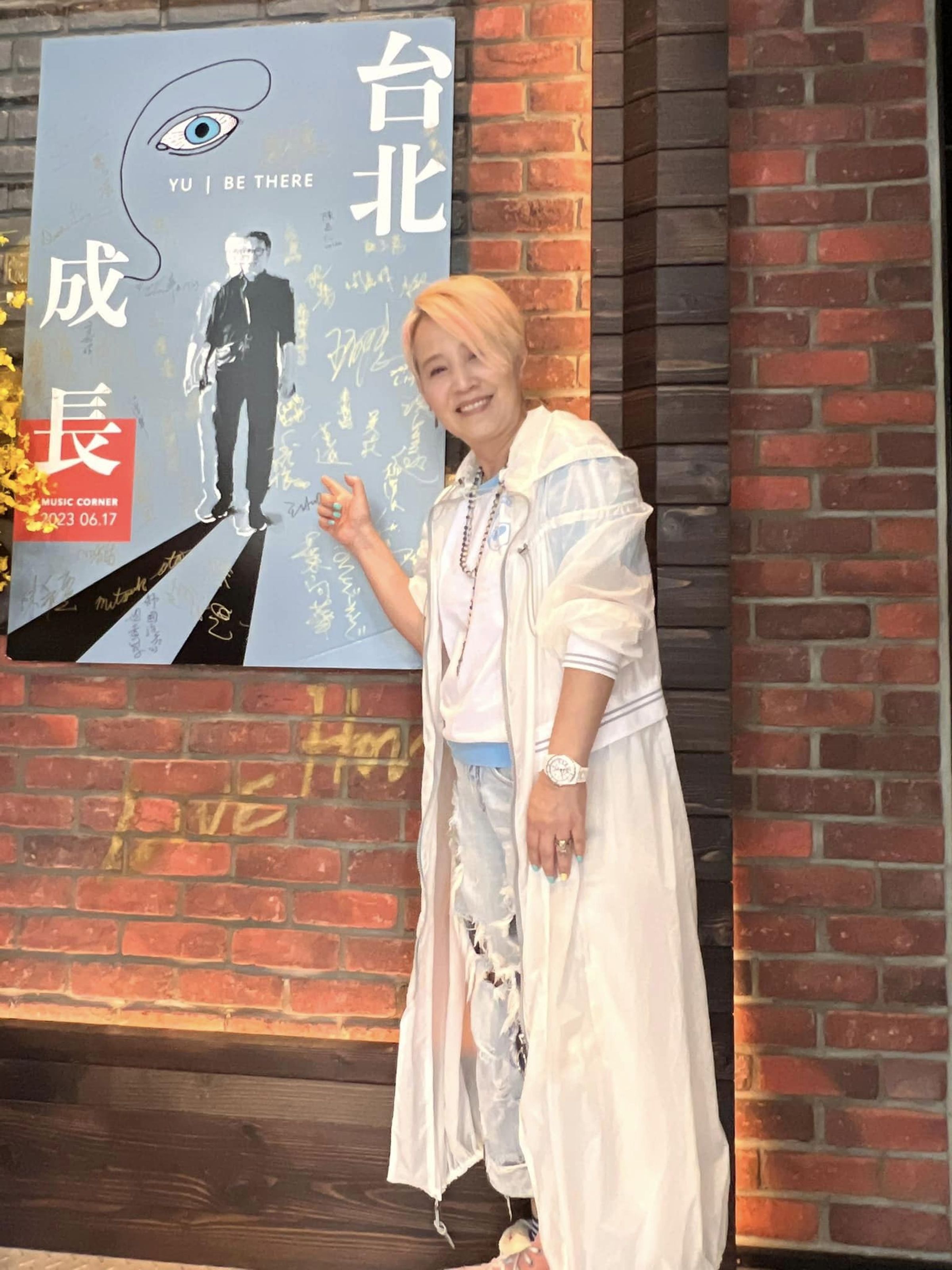 李明依隔空向黃子佼與孟耿如打氣。(翻攝臉書)