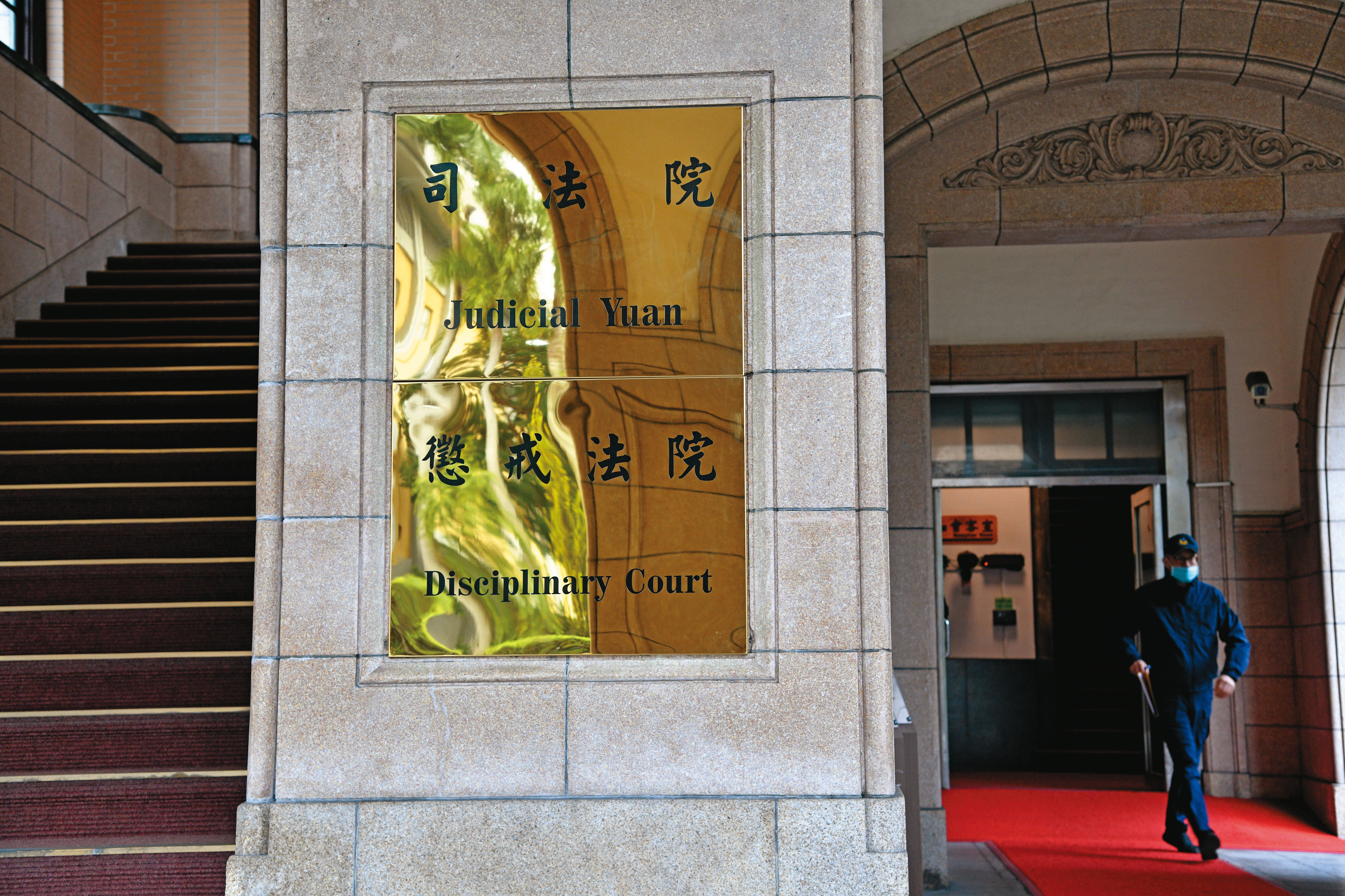 懲戒法院前院長李伯道性騷案，被害人丈夫資深司法記者范立達臉書發文護妻。