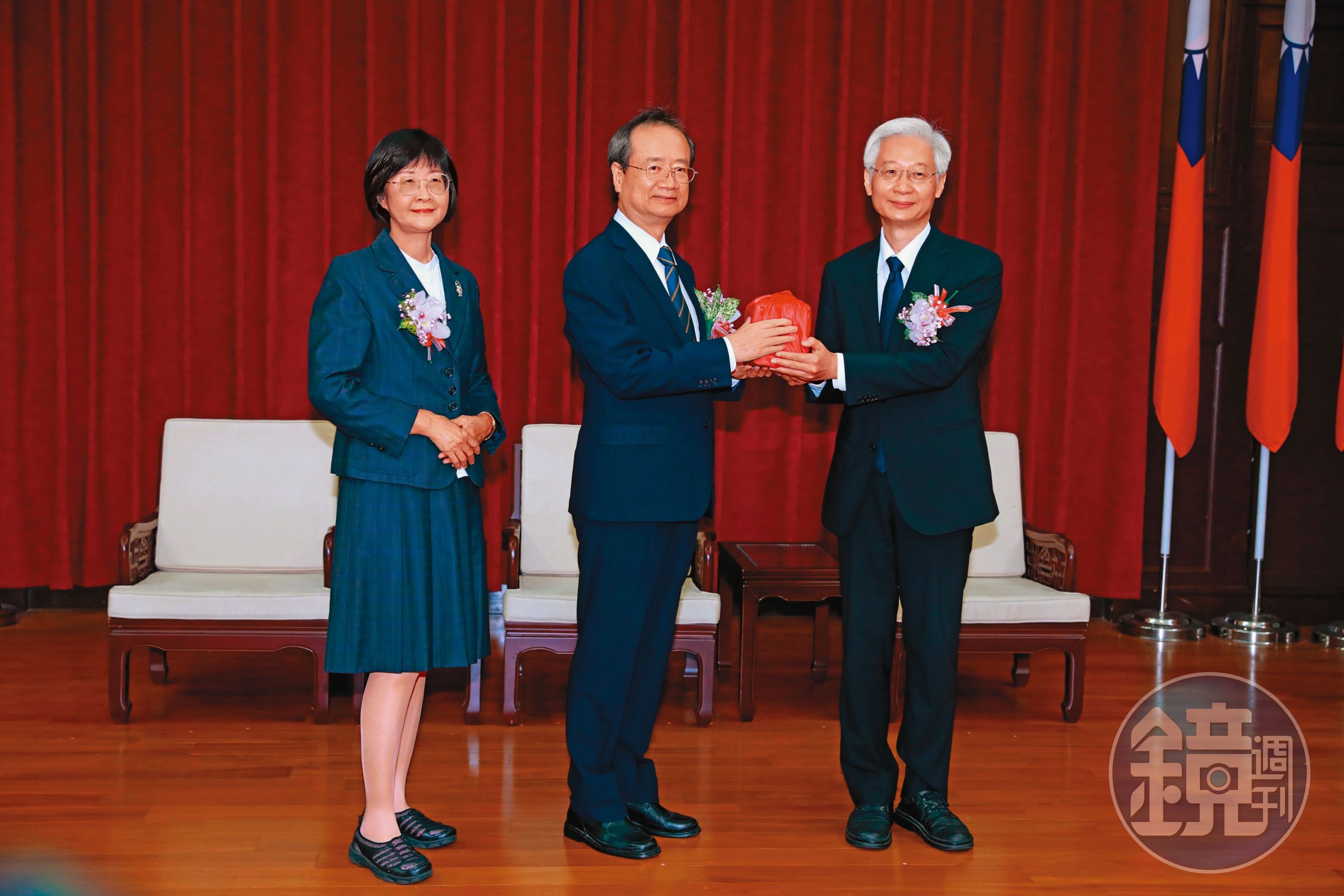 懲戒法院新任院長林輝煌(右)6月1日從司法院長許宗力(中)手中接下印信,卸任的院長李伯道稱病神隱,由懲戒法院資深審判長黃梅月(左)代理出席。