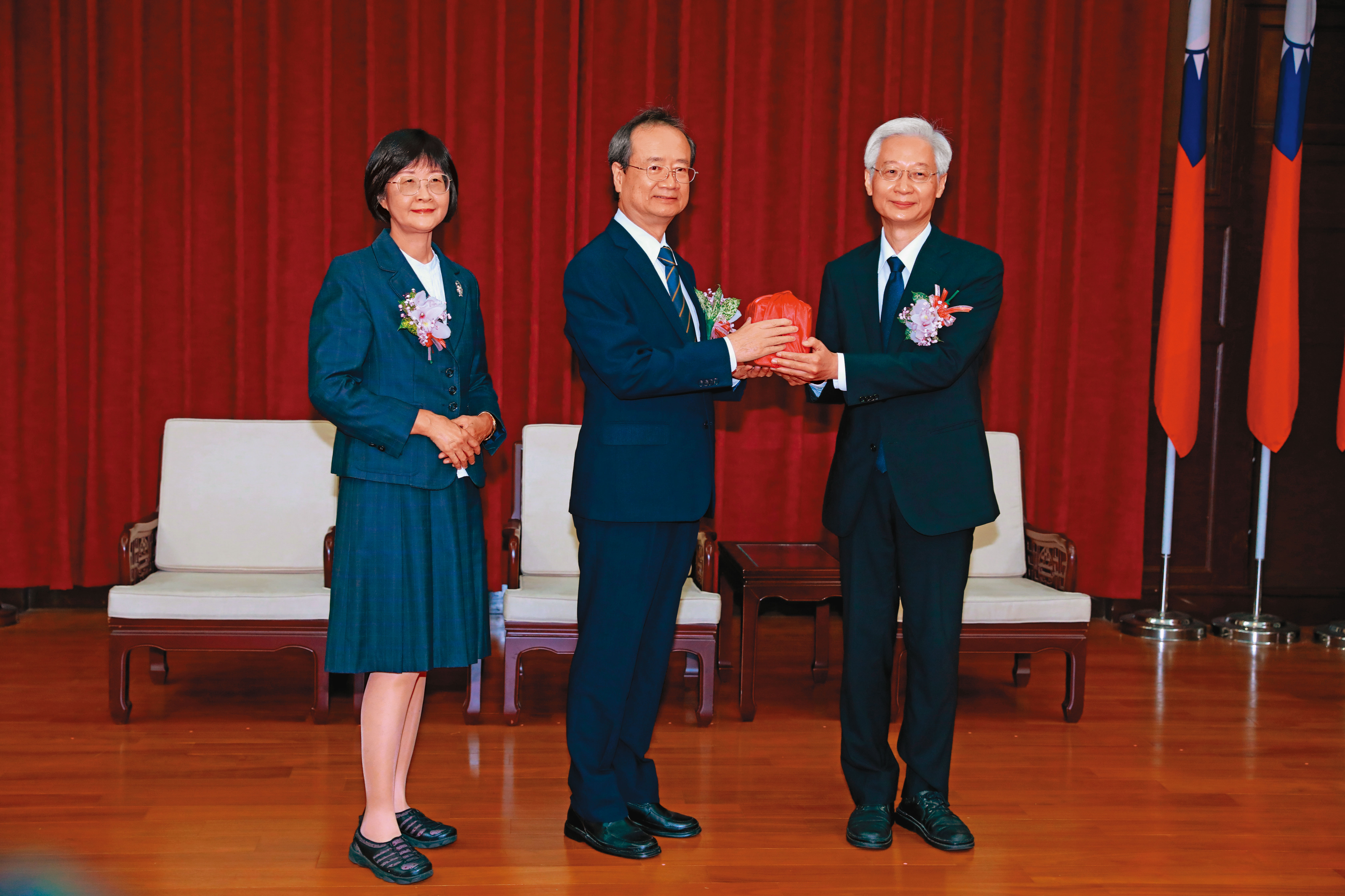 懲戒法院新任院長林輝煌（右）6月1日從司法院長許宗力（中）手中接下印信，卸任的院長李伯道稱病神隱，由懲戒法院資深審判長黃梅月（左）代理出席。