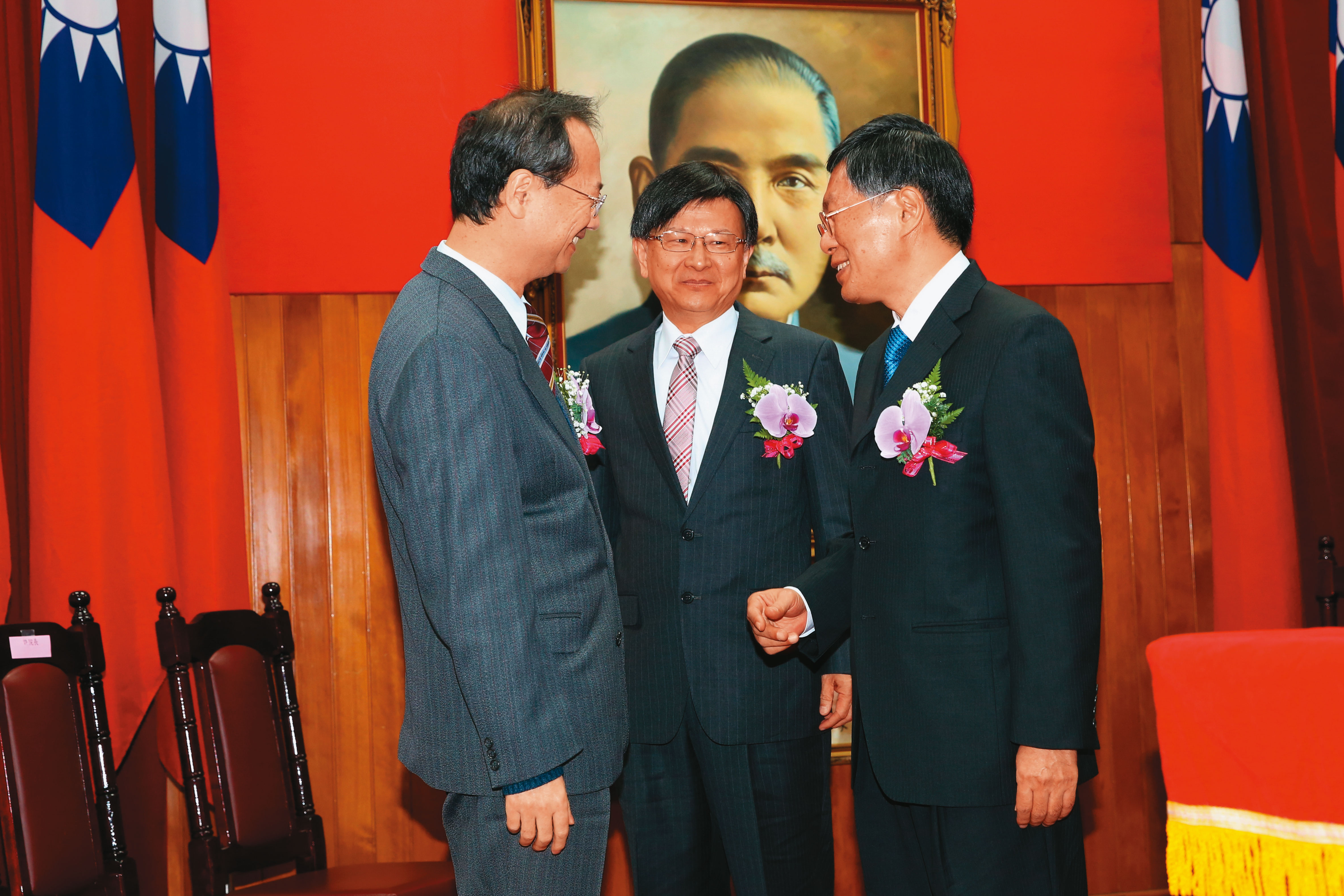 司法院長許宗力（左）因未積極查辦前公懲會委員長石木欽（中），而遭批官官相護，如今又涉包庇性騷案。