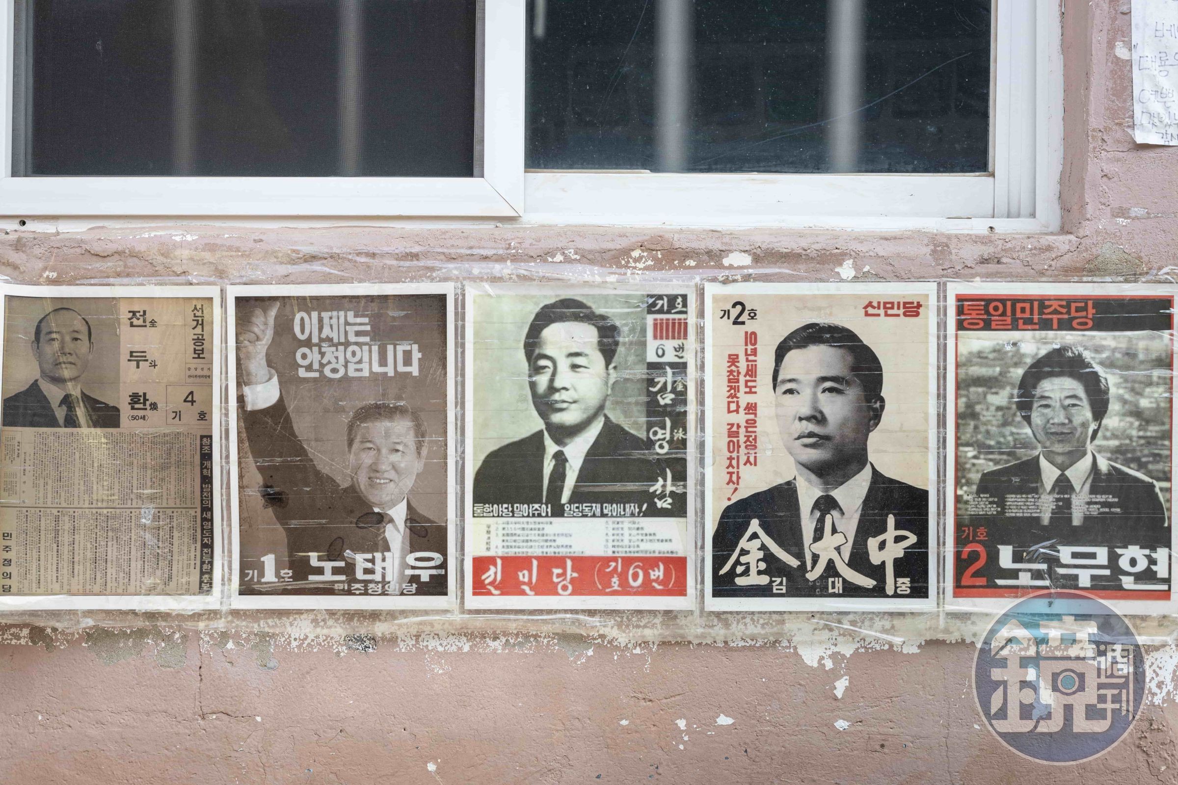 牆上的單色系競選海報，為街道又增添了許多懷舊氛圍。