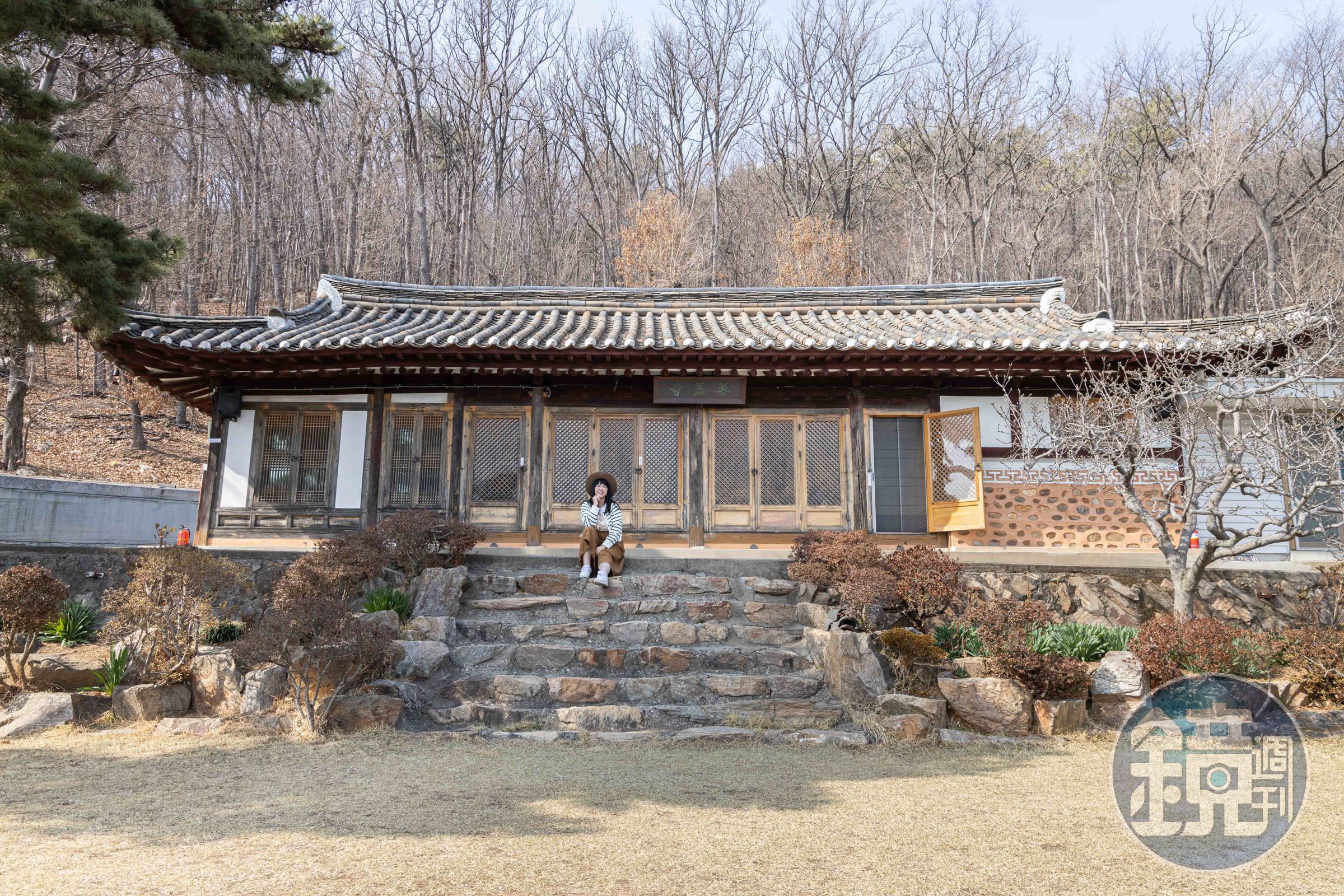 「華蓋寺」如同童話故事中的寺廟，高雅悠然的佇立於山中林間。