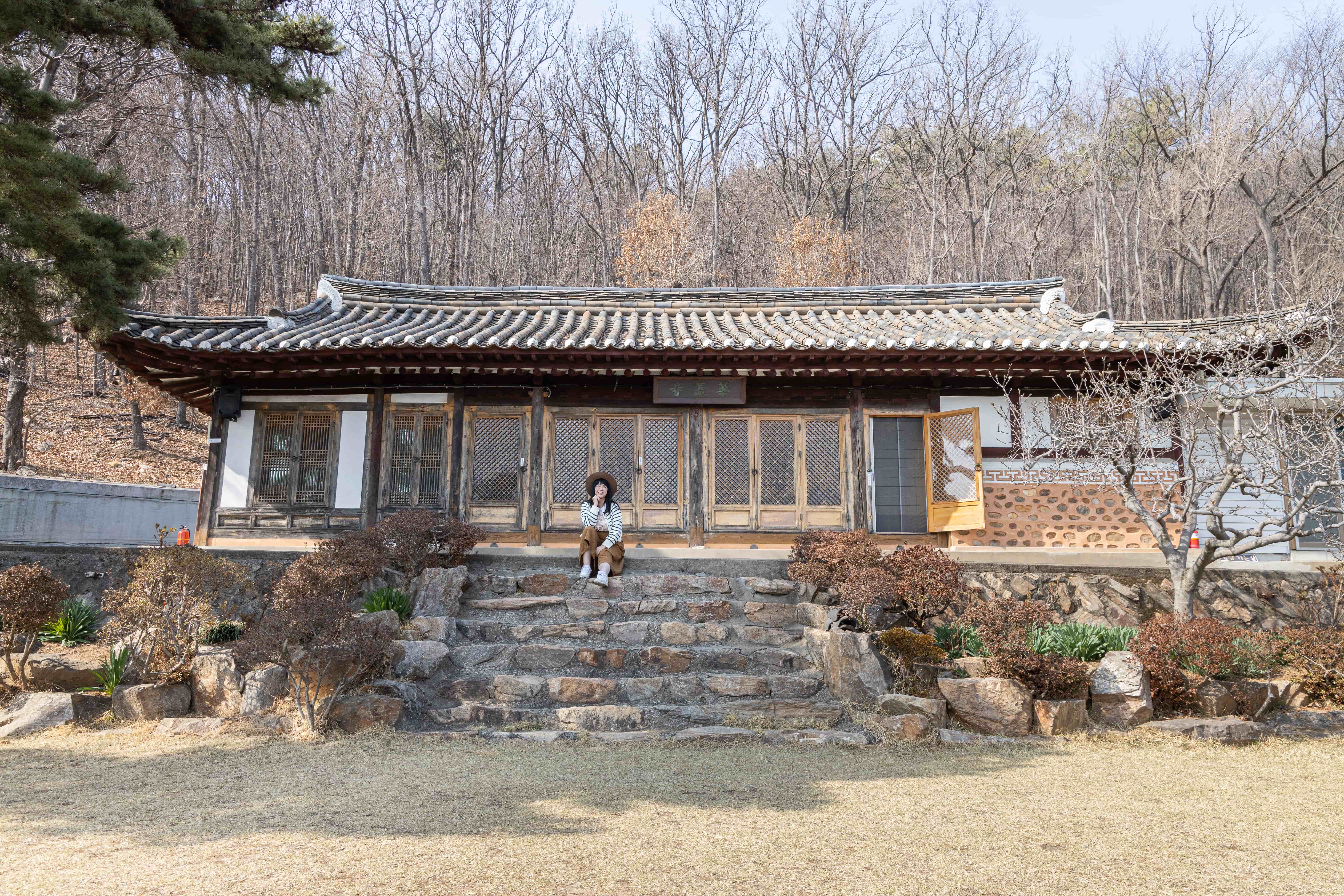 「華蓋寺」如同童話故事中的寺廟，高雅悠然的佇立於山中林間。