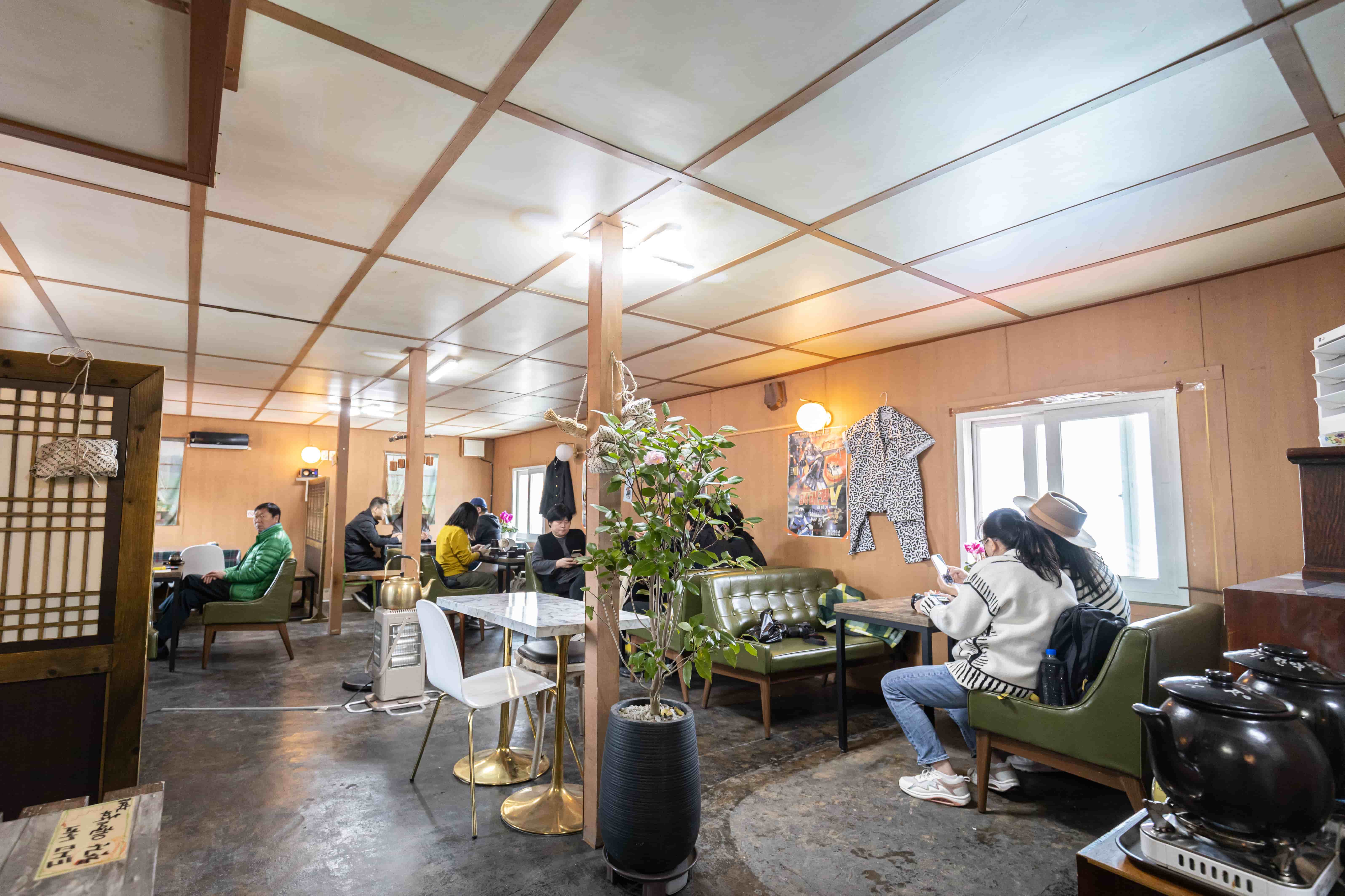「第一茶房」的布置走6、70年代風，如今看來復古與時髦兼具。