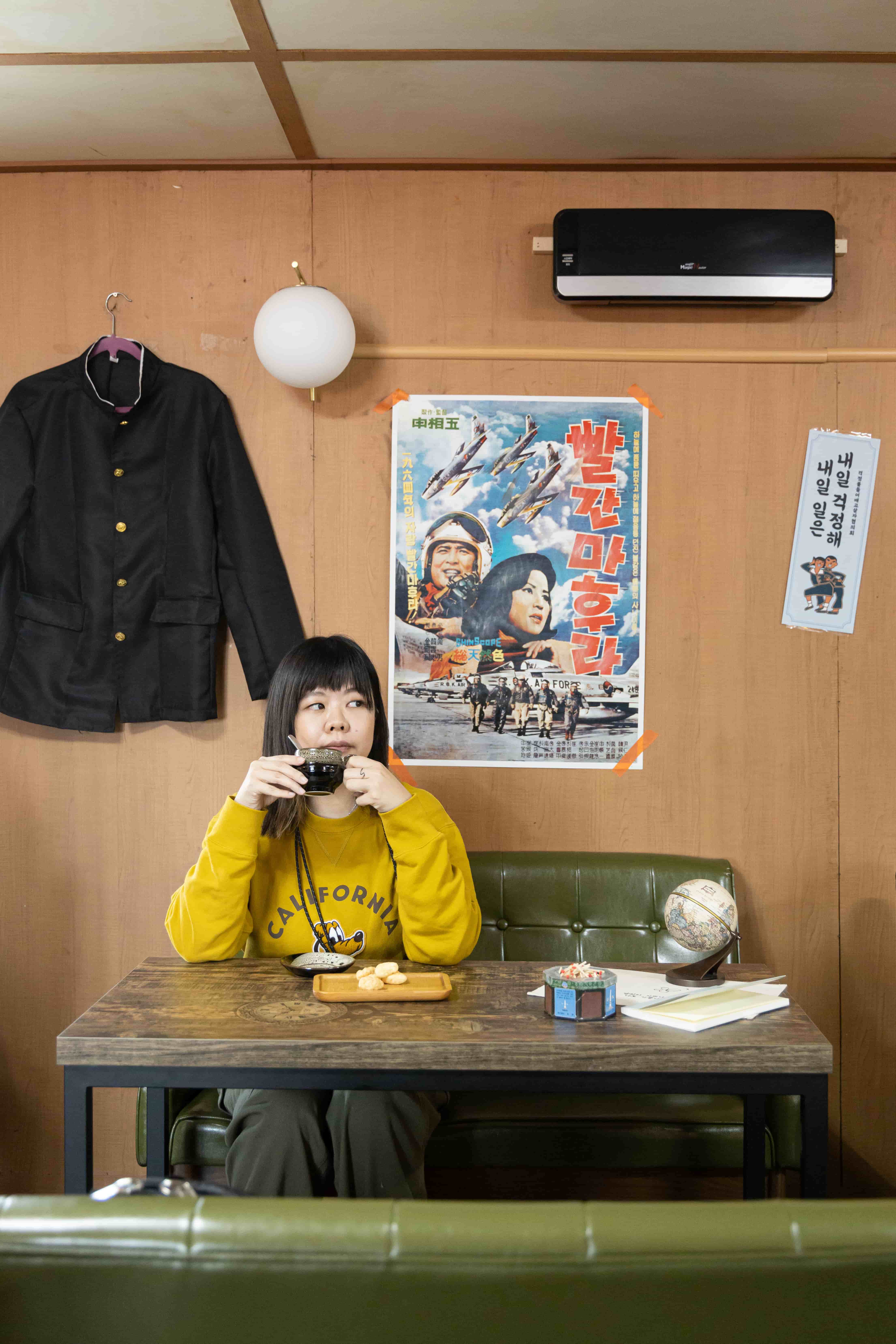 從沙發、牆上的海報以及舊時的學生制服都很有時代感。