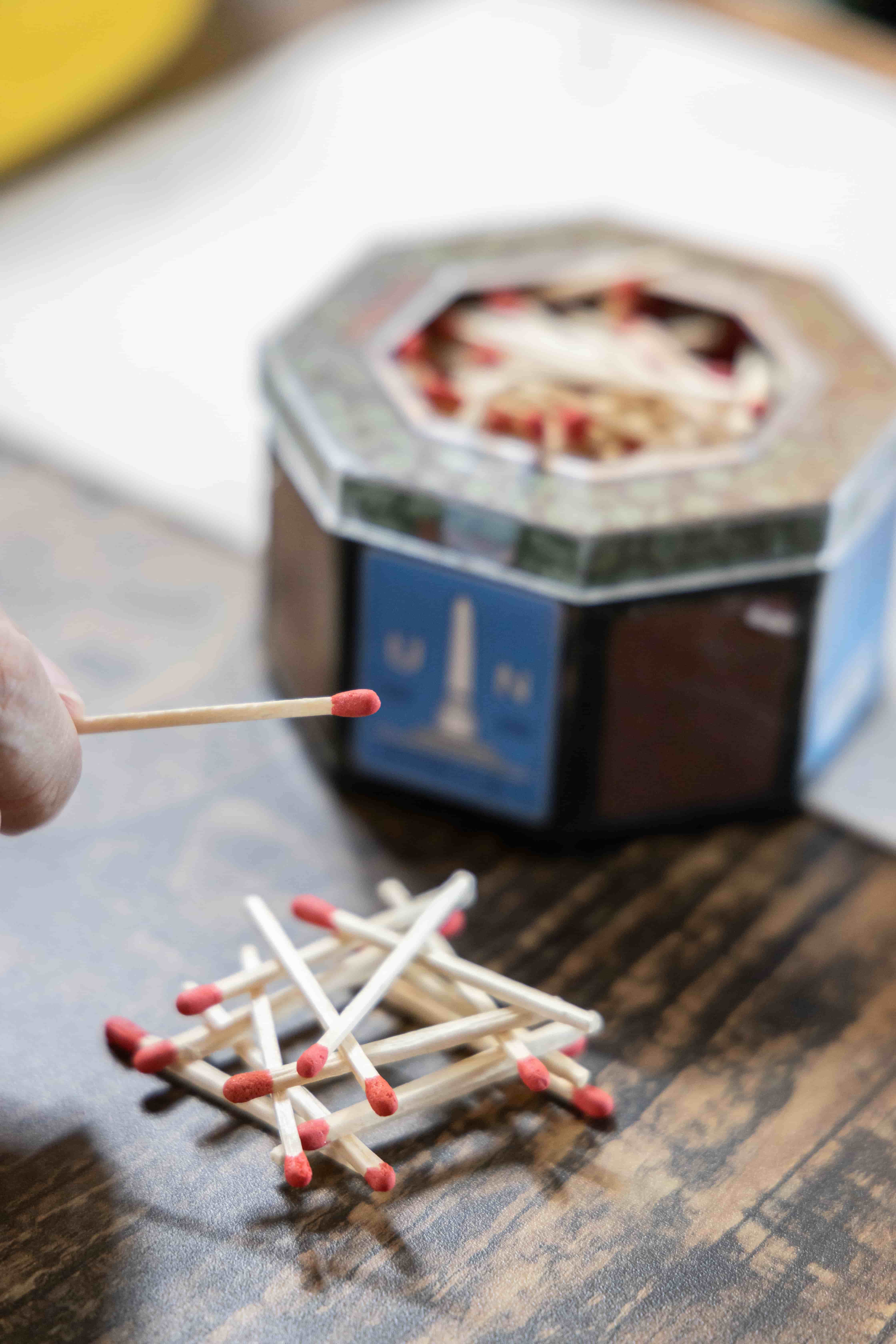 韓國早期的咖啡廳桌上會擺放火柴棒當作疊疊樂桌遊，增加互動性。