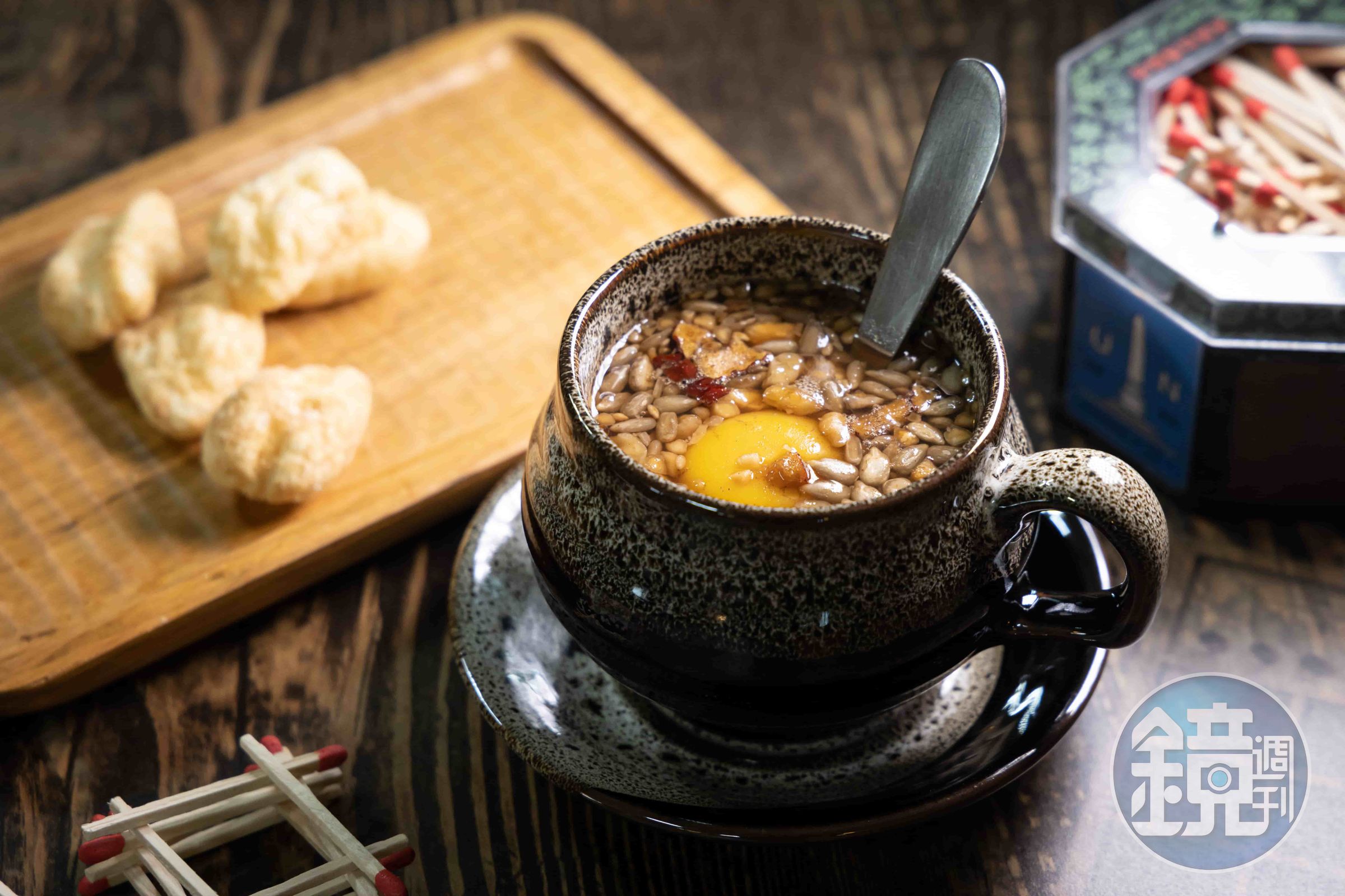 以多種中藥材熬煮的「雙合茶」口感相當溫潤，是韓國補氣血用的傳統中藥茶。（9,000韓元／杯，約NT$210）