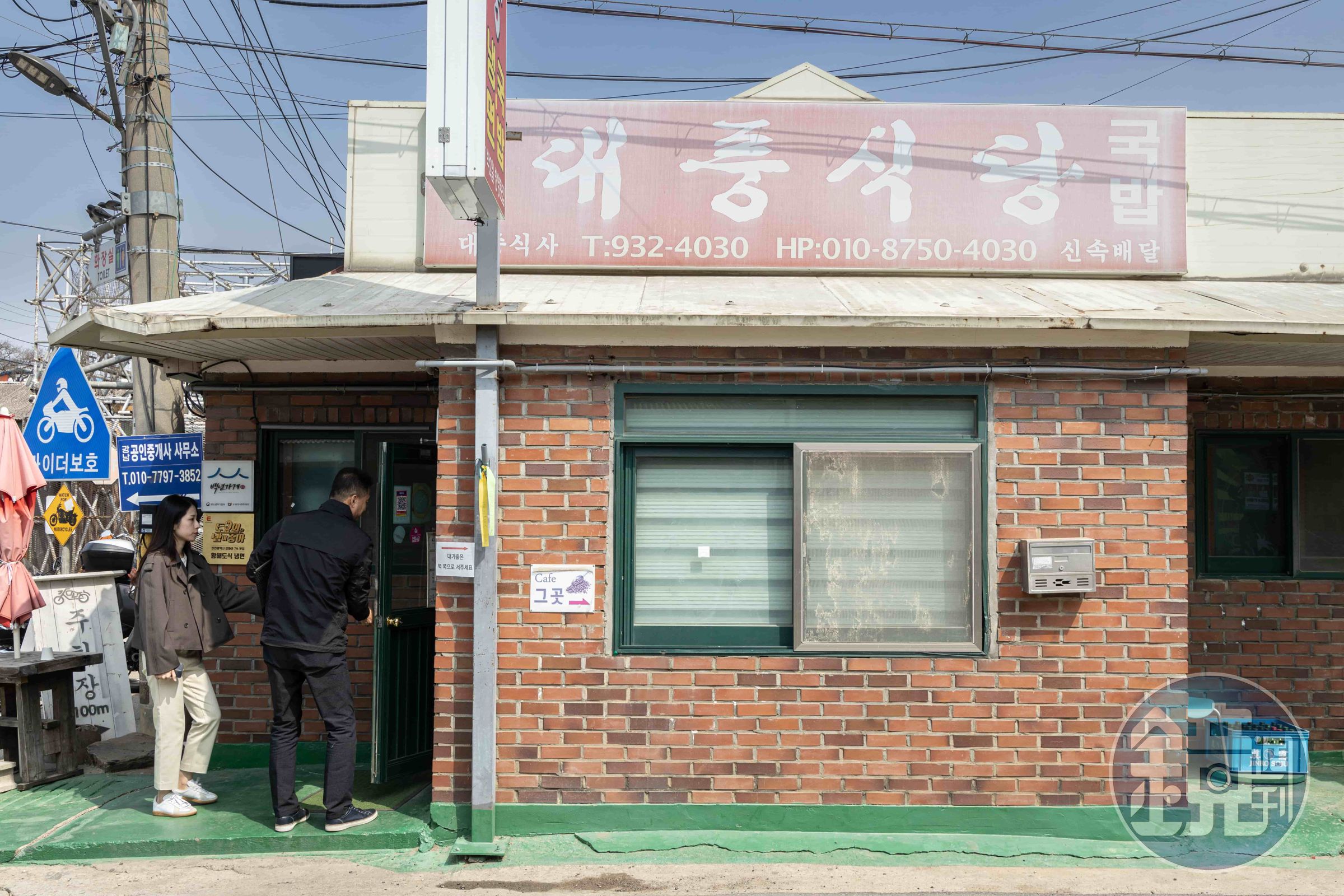 大龍市場內的「大豐食堂」，門口掛有韓國政府認證的「百年老店」標章。 