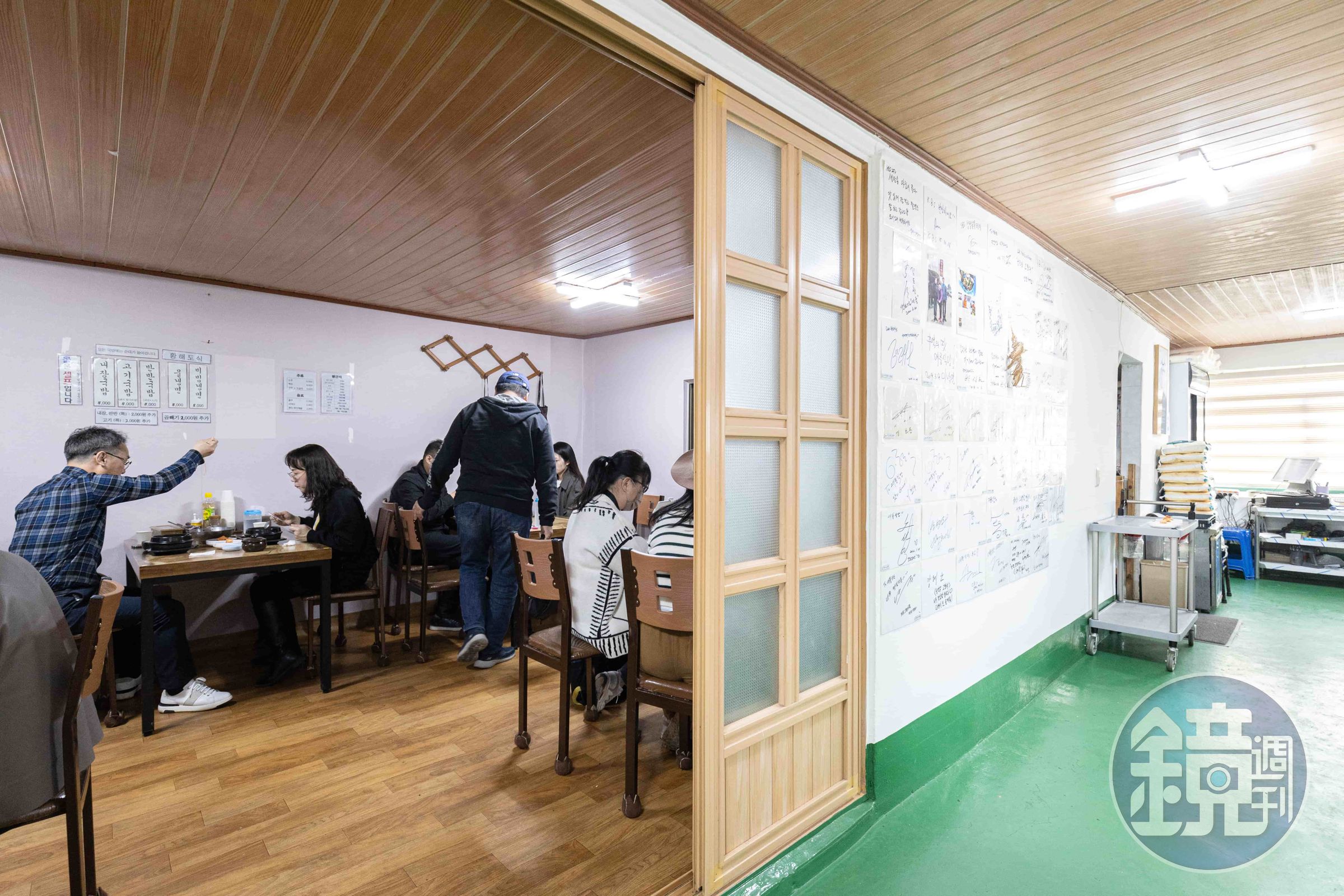 店內空間簡約舒適，牆上滿滿的名人簽名是「大豐食堂」的人氣保證。 