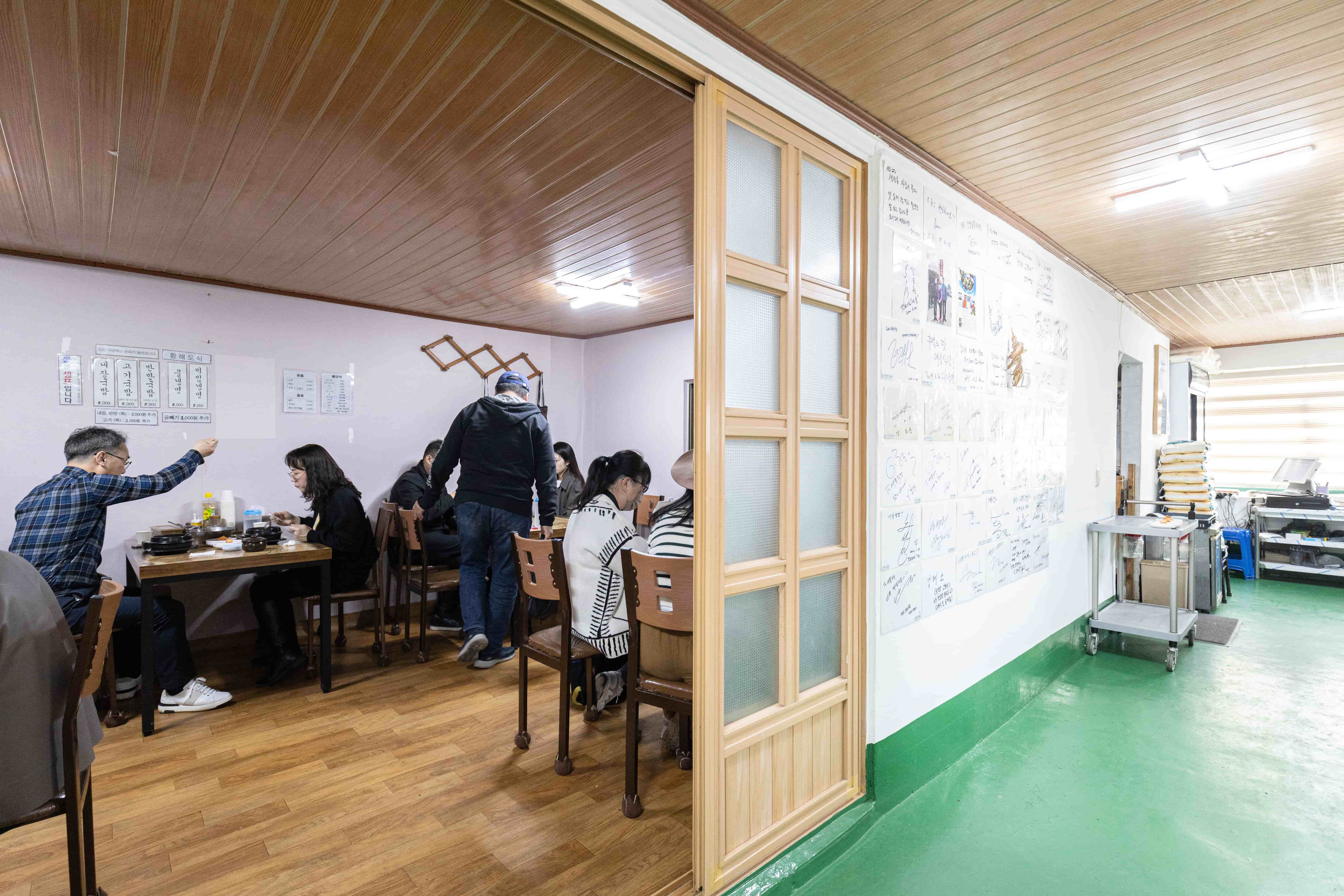 店內空間簡約舒適，牆上滿滿的名人簽名是「大豐食堂」的人氣保證。 