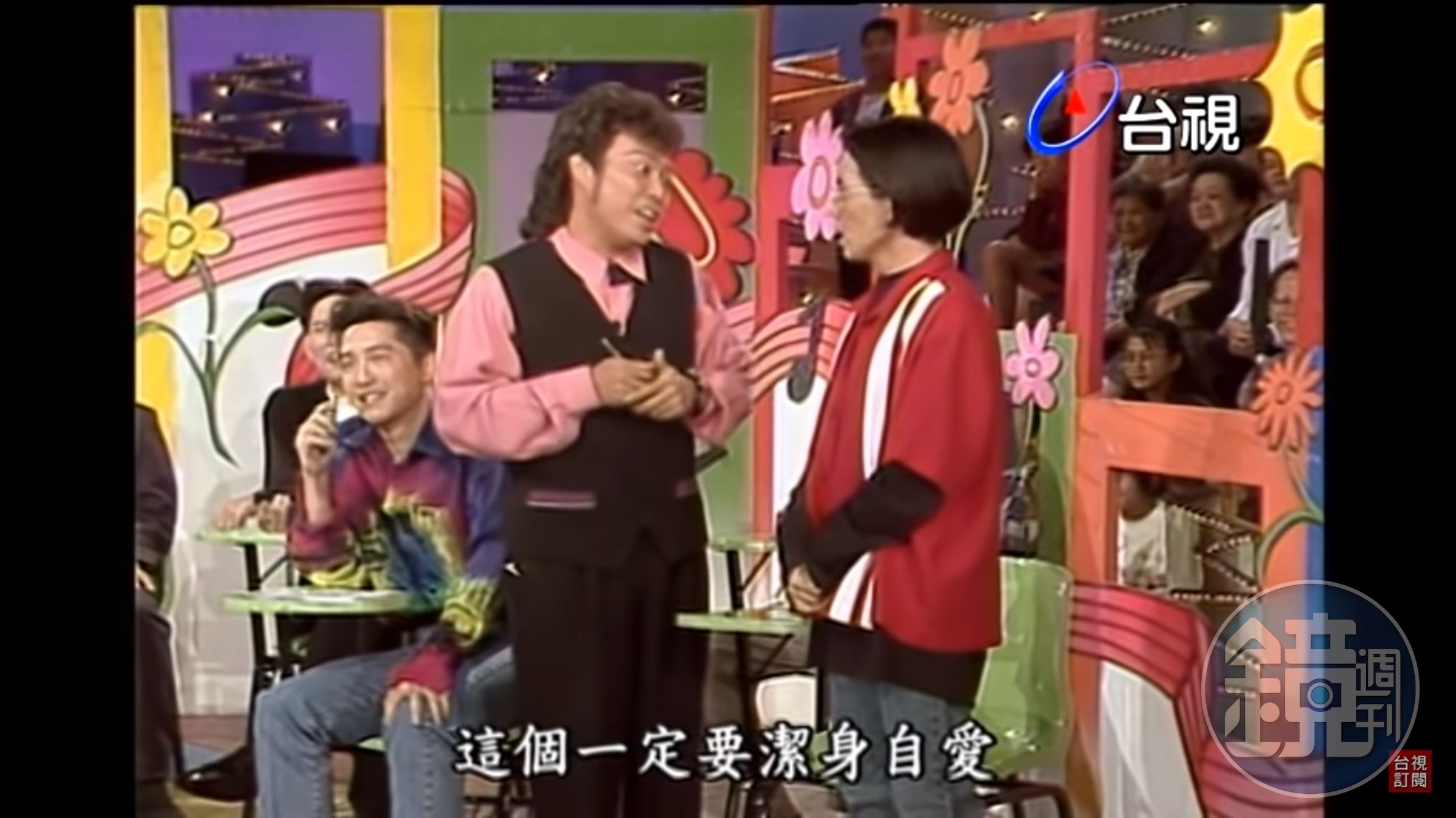 張菲（左）在過往的節目中「神預言」黃子佼（右）如今的遭遇。 （翻攝台視）