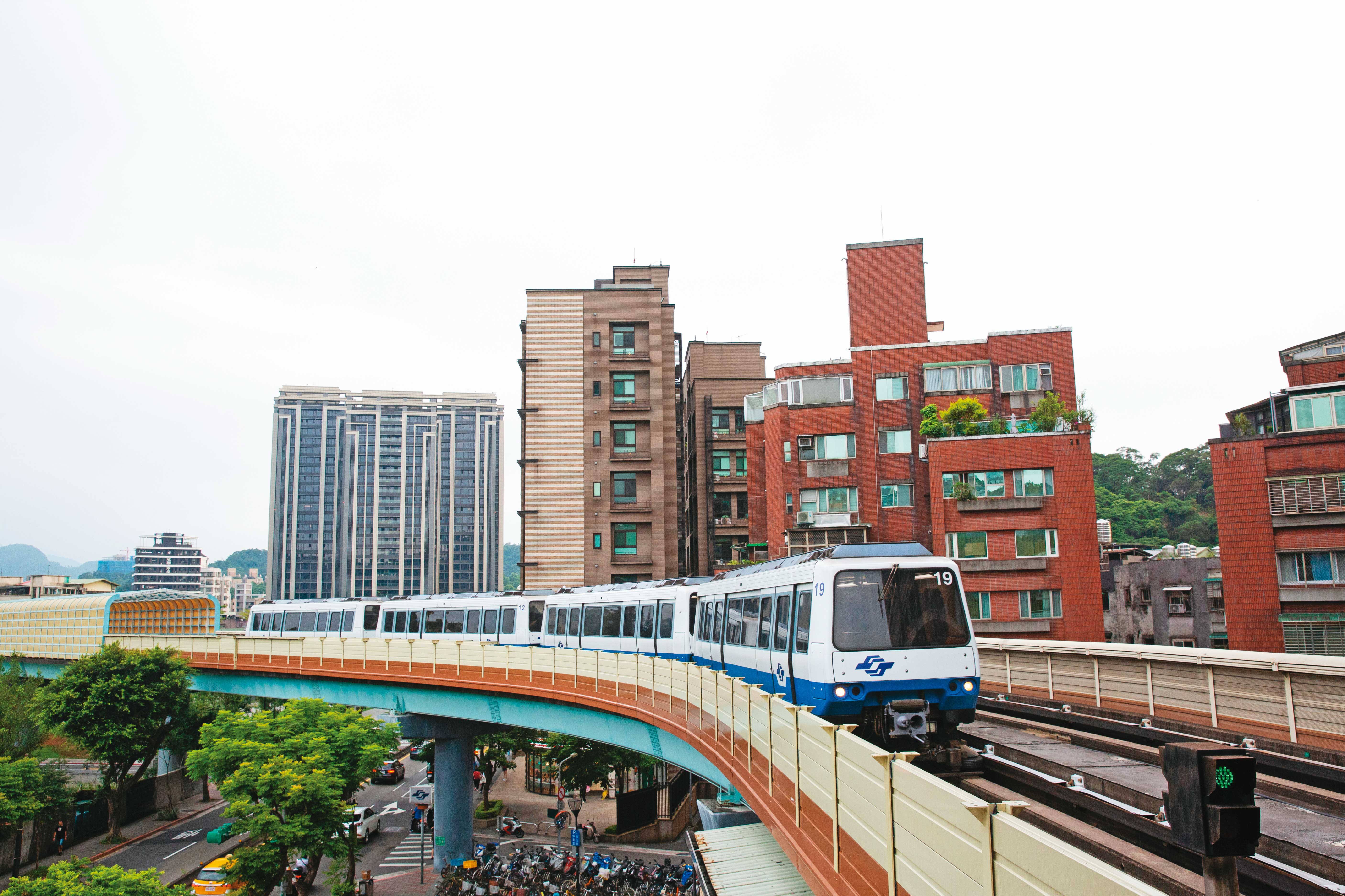 大安區多坐一站來到文山區辛亥站，中古屋每坪均價減少15.6萬元，房價降壓最有感。