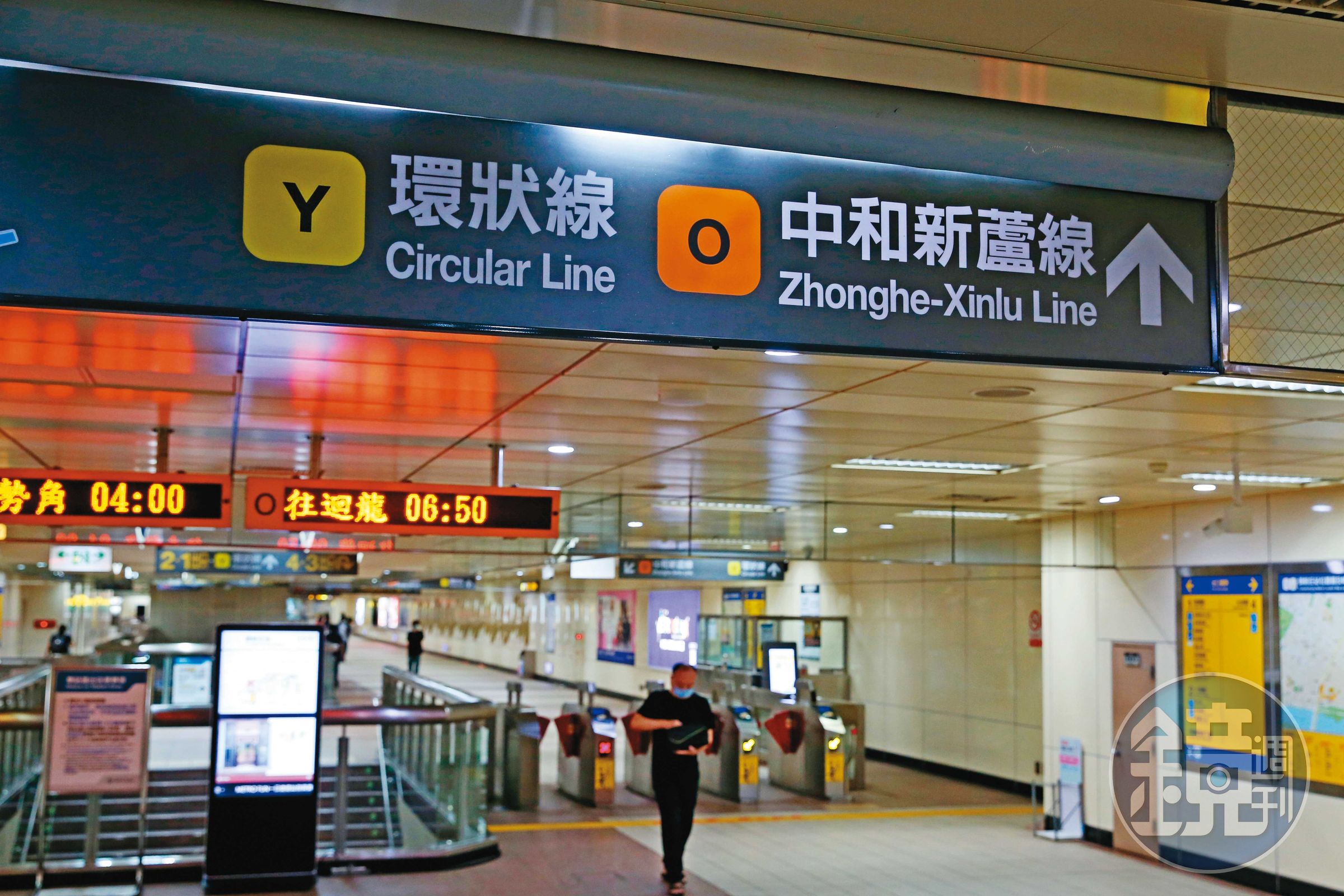 捷運頭前庄站是雙捷交會點，連結新莊、三重、板橋的重要樞紐。