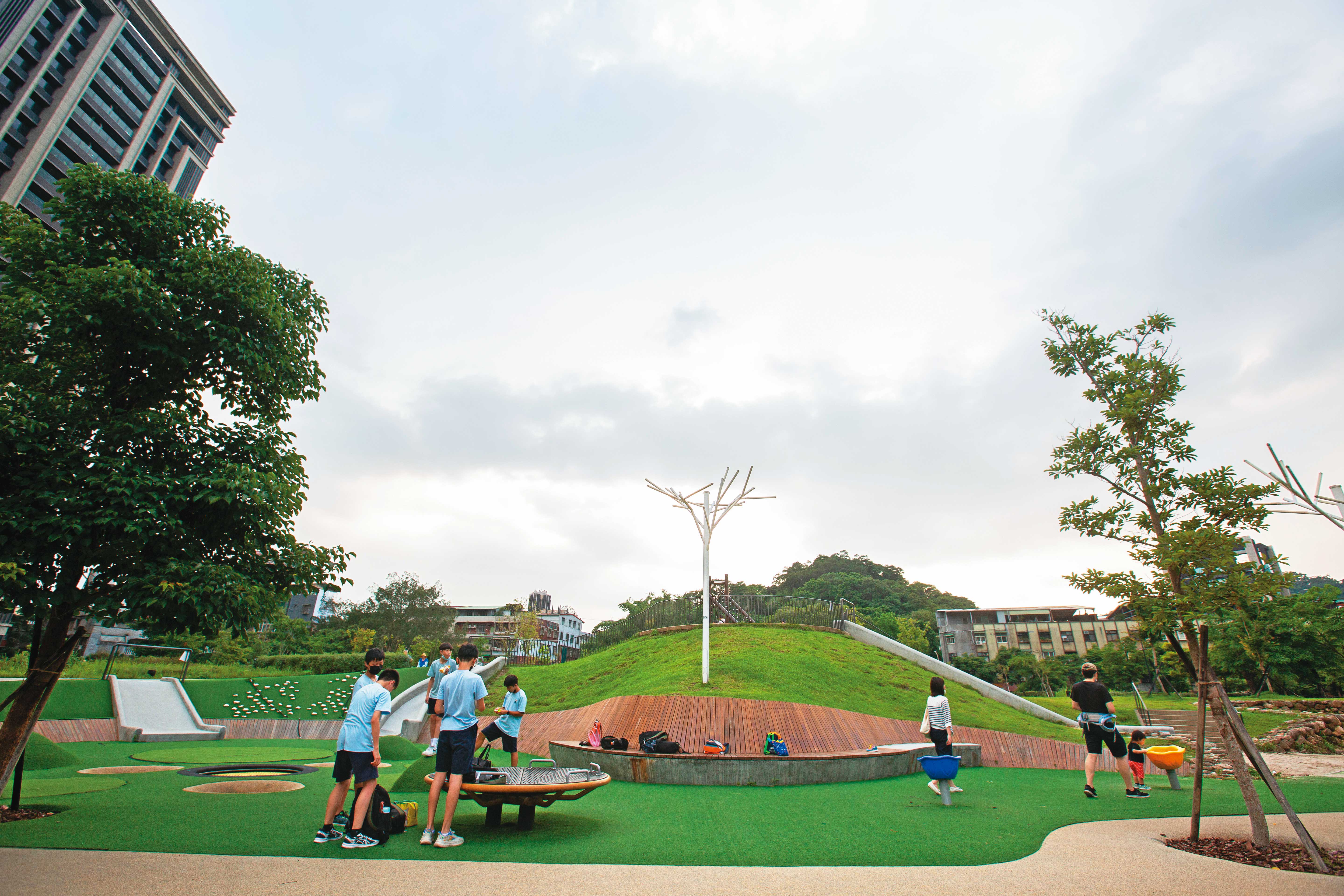 捷運辛亥站對面有辛亥國小、辛亥生態公園,生活機能完善,中古屋選擇多。