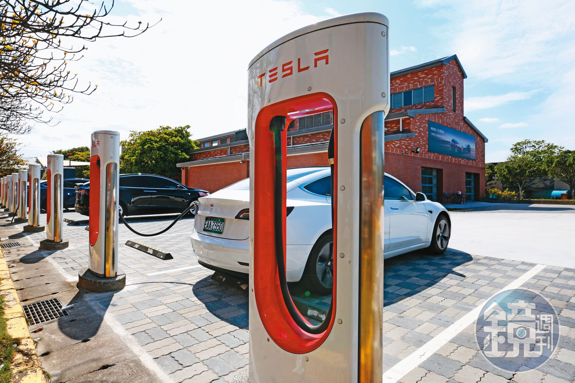 擊敗眾多同業,拿下電動大廠特斯拉(Tesla)在台灣的充電站建置訂單後,讓華城電能在汽車業聲名大噪。