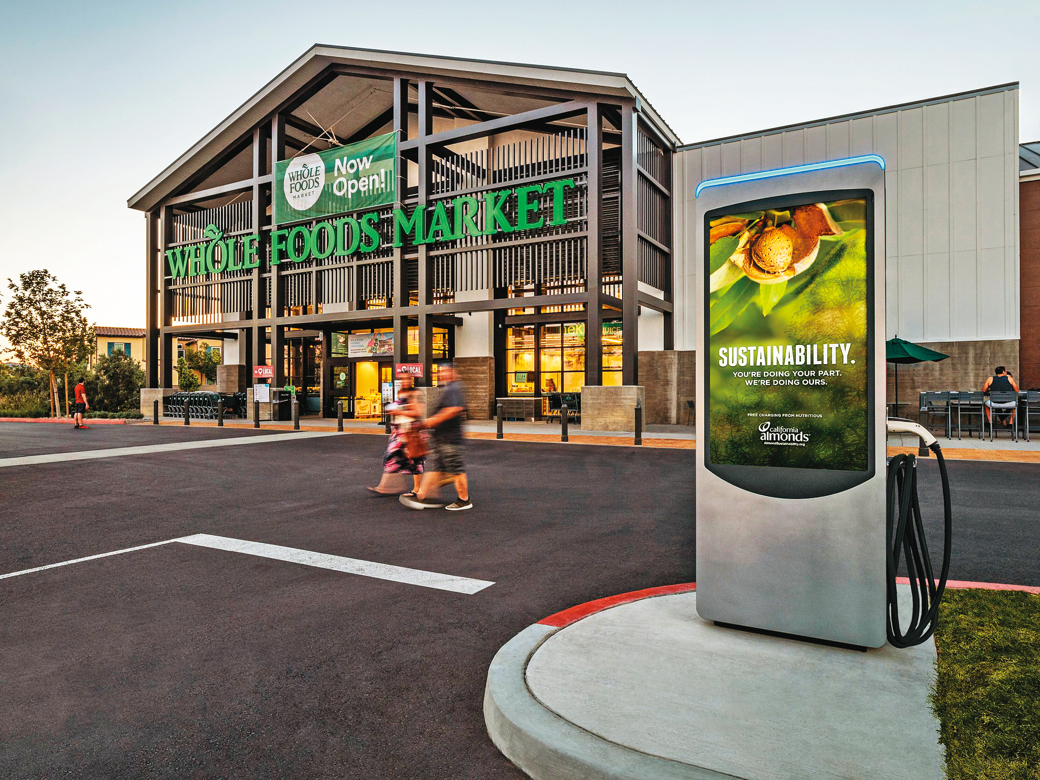 在充電樁上附帶的螢幕投放廣告等已成為趨勢，可望為華城電能等充電站運營商帶來新商機。