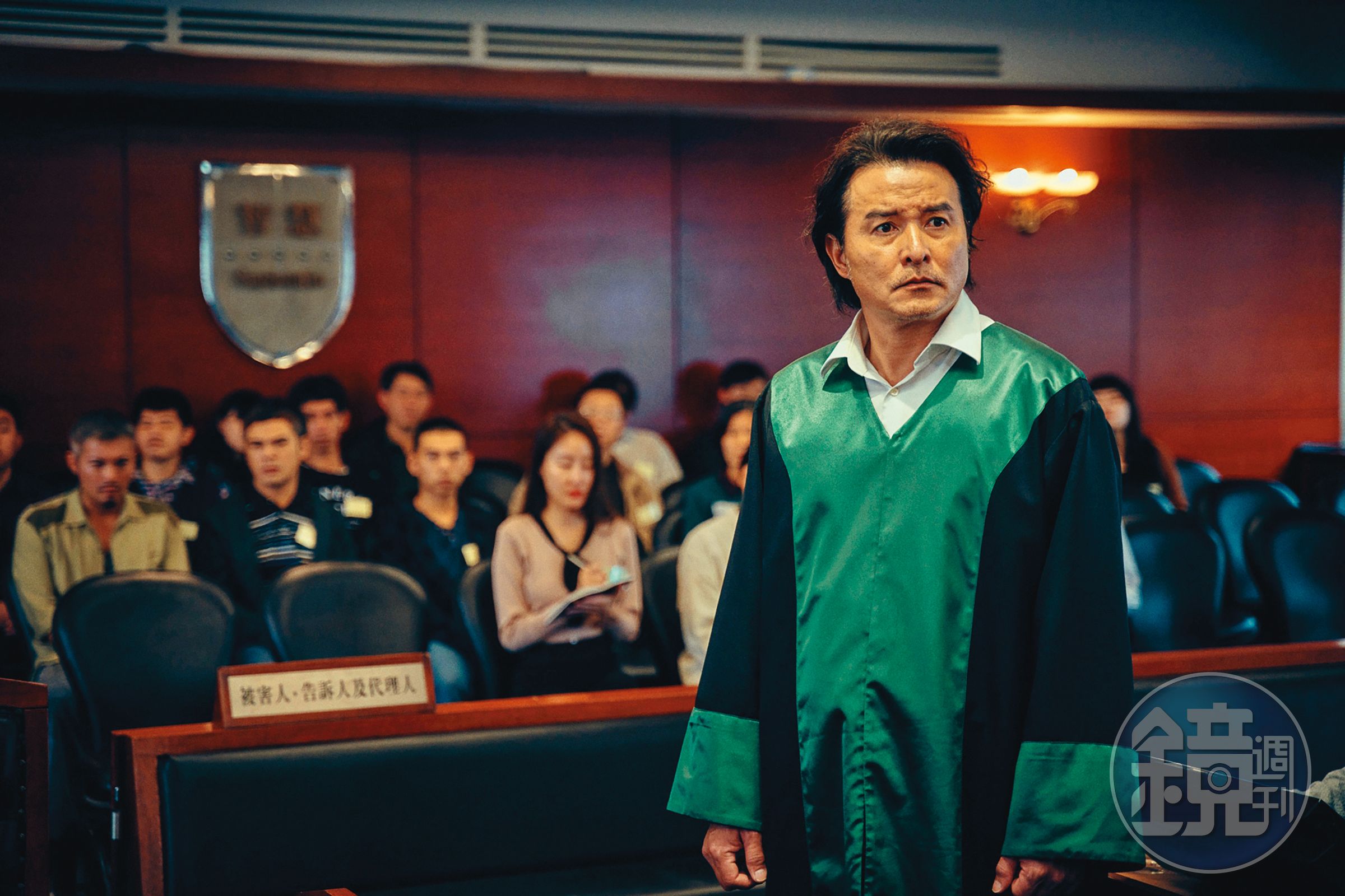 李銘順飾演的公設辯護人,在法庭上努力替犯下滅門血案的外籍漁工辯護。(鏡文學提供)