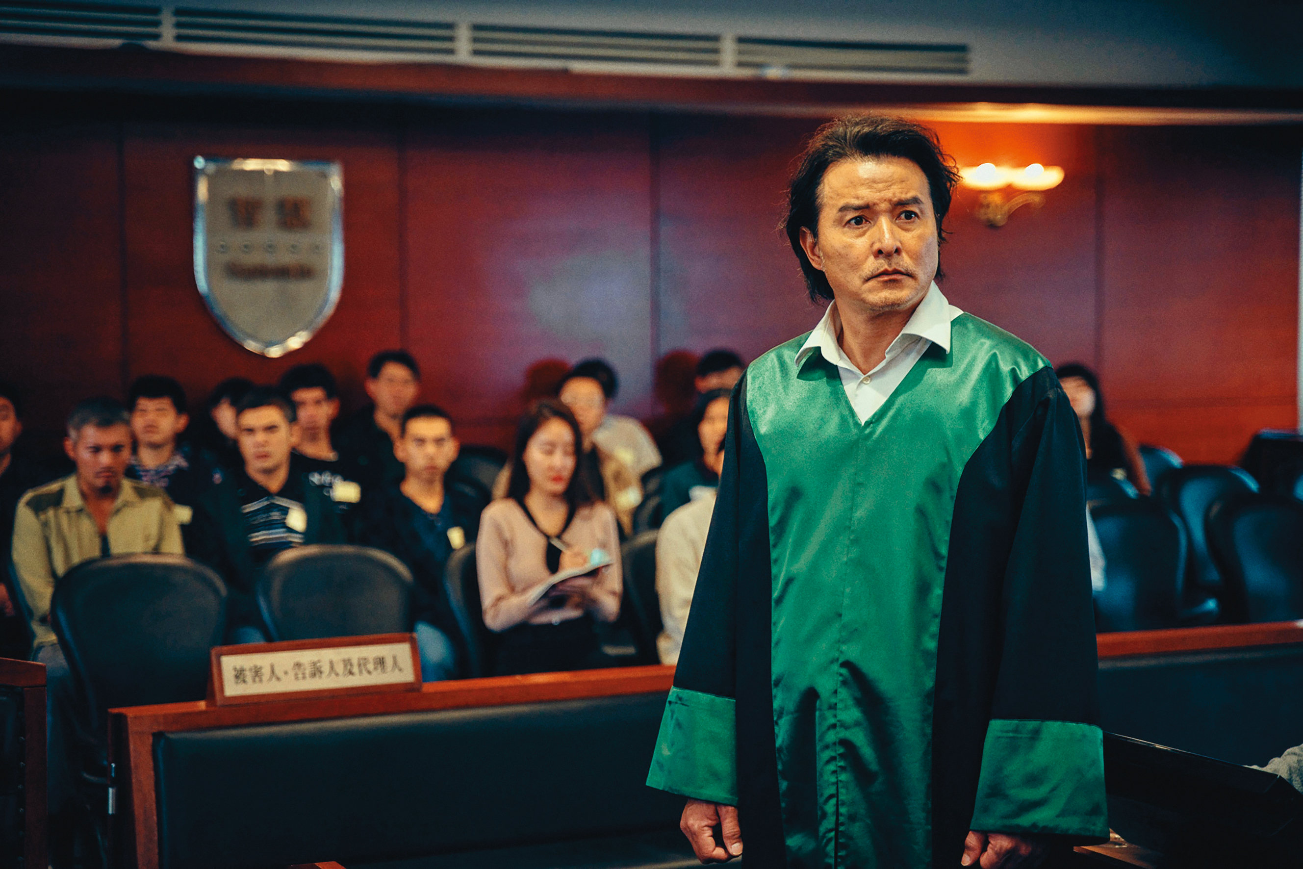 李銘順飾演的公設辯護人，在法庭上努力替犯下滅門血案的外籍漁工辯護。（鏡文學提供）