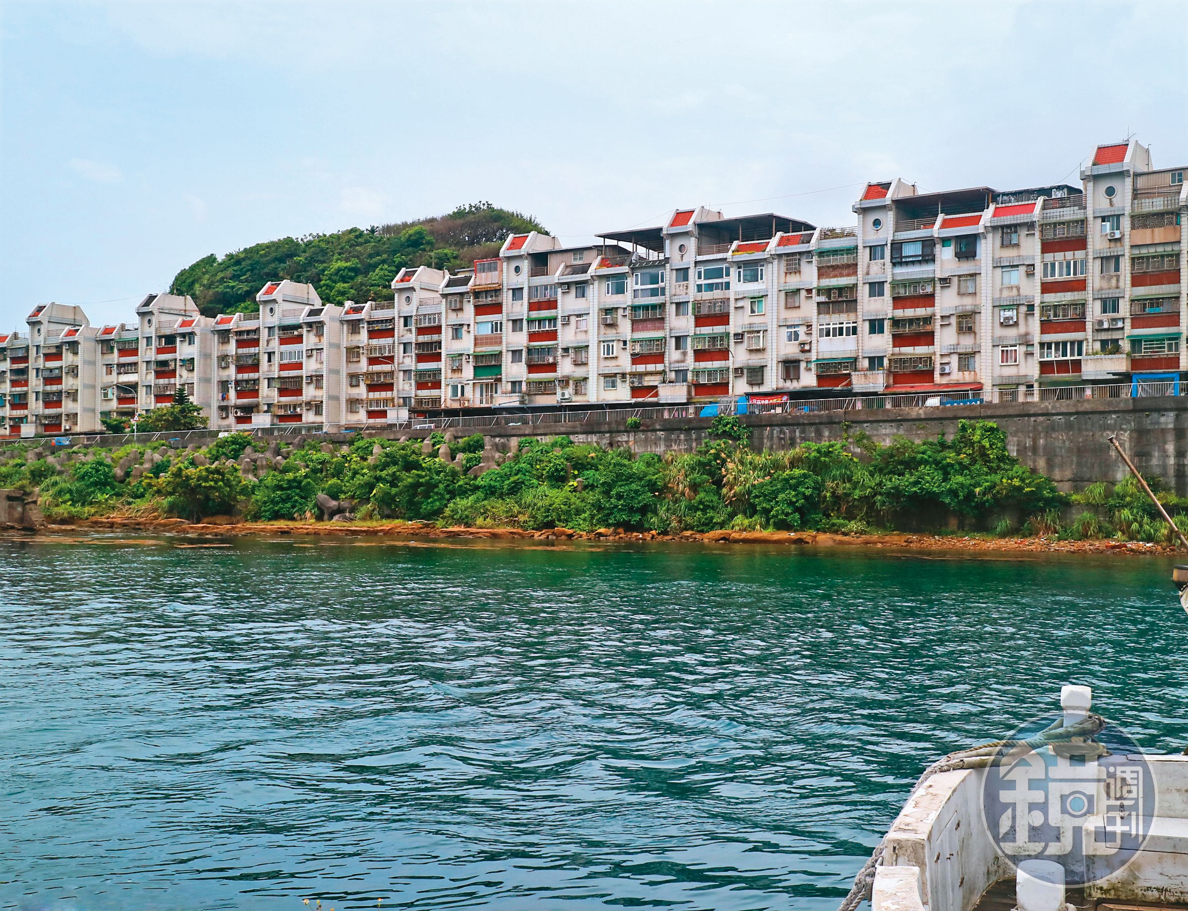 八尺門阿美族原住民聚集的海濱國宅是全劇的重要場景之一。（鏡文學提供）