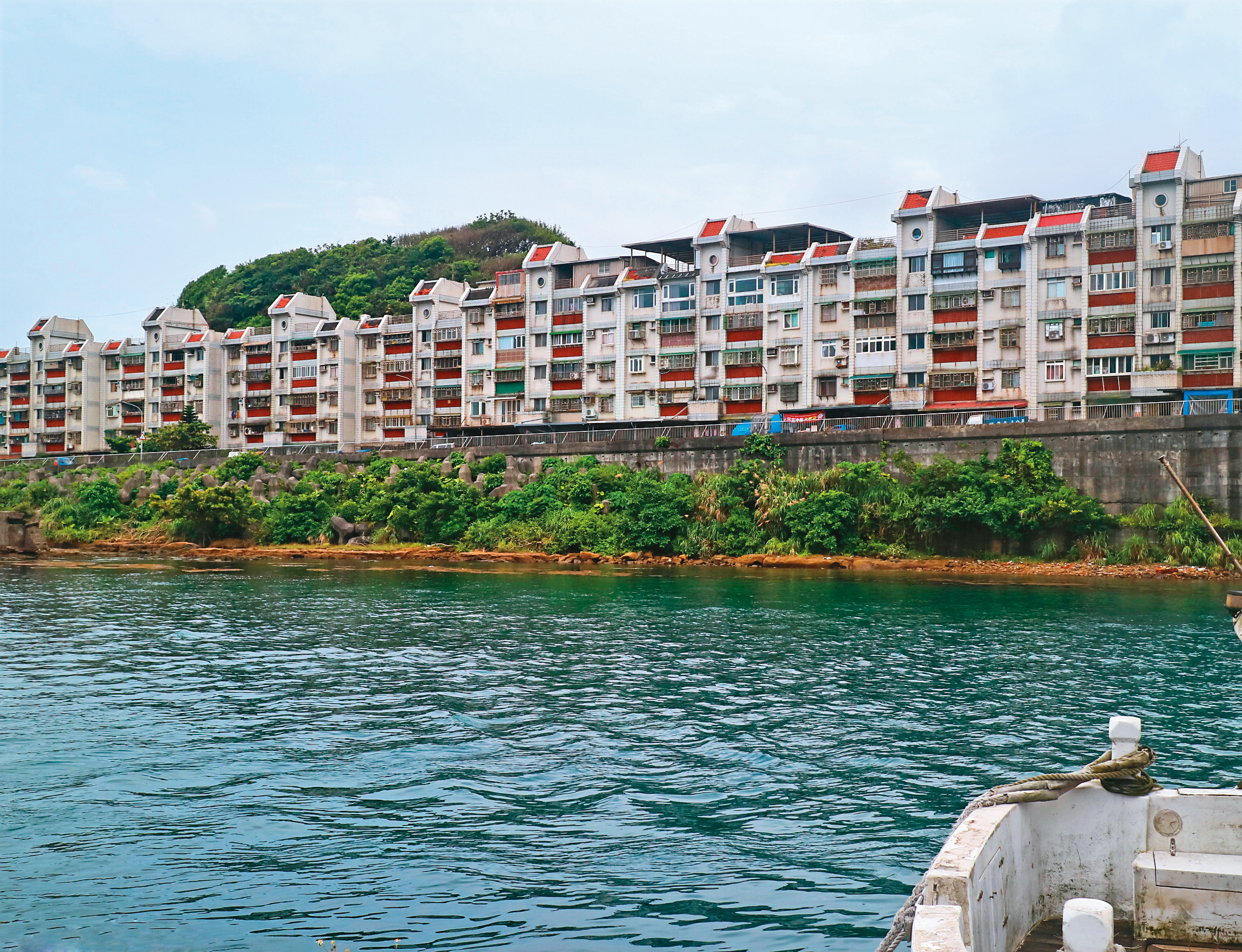 八尺門阿美族原住民聚集的海濱國宅,是全劇的重要場景之一。(鏡文學提供)