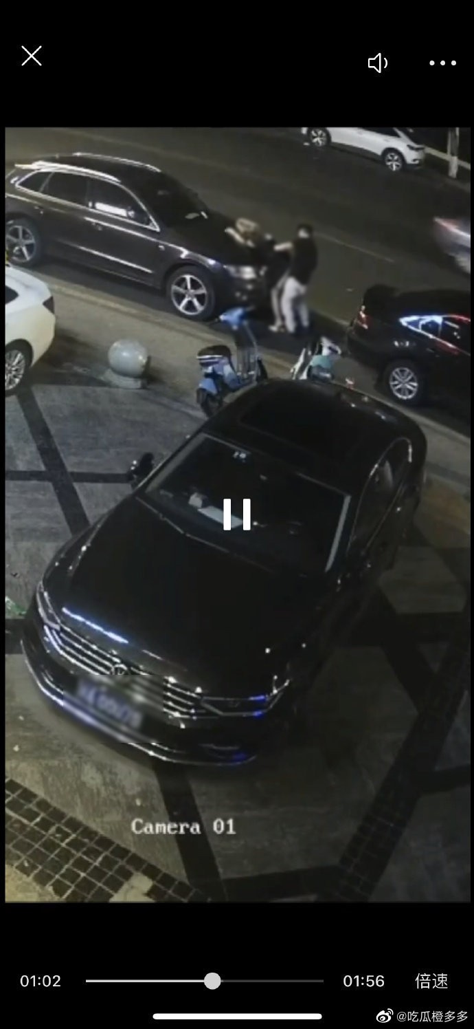 隨後兩人就在大馬路邊「加油」。（翻自微博）